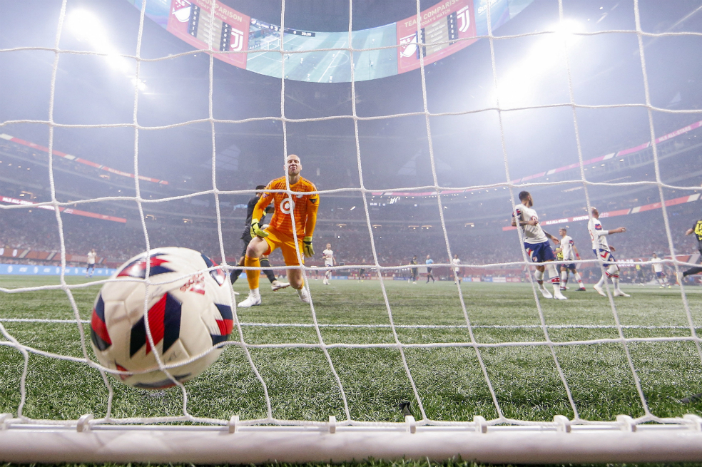 Brad Guzan, el arquero que fue comentarista en pleno partido