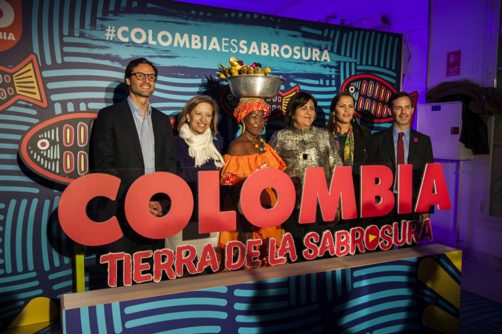 Felipe Jaramillo, Presidente de Procolombia; María Luisa Poncela, secretaria de Estado de Comercio de España; una palenquera, representante de la cultura colombiana; María Lorena Gutiérrez Botero, Ministra de Comercio, Industria y Turismo; Sandra Howard Taylor, nueva viceministra de turismo; y Julián Guerrero, vicepresidente de Turismo de ProColombia, fueron algunos de los asistentes.
