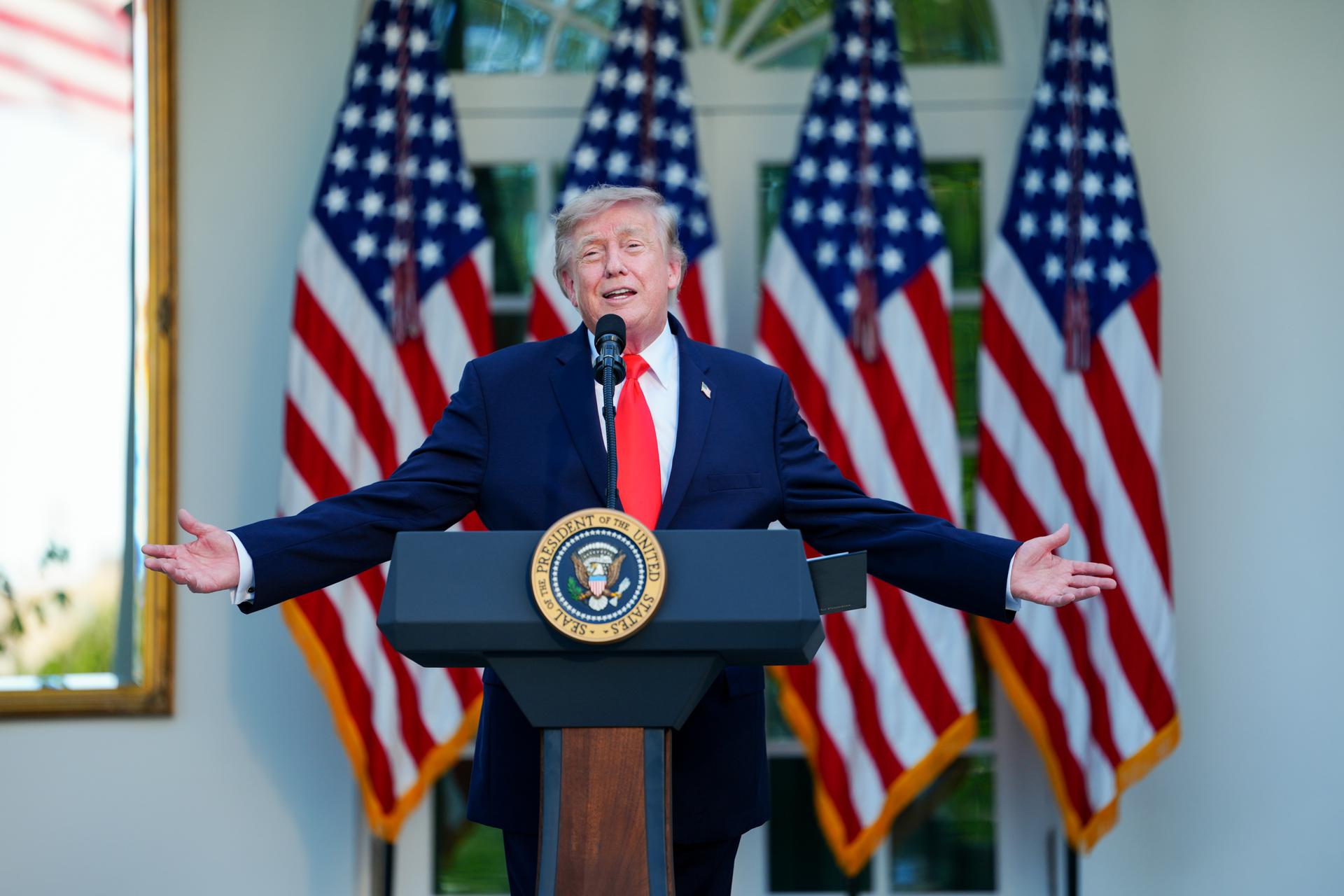 WASHINGTON, DC (United States), 26/06/2026.- US President Donald Trump speaks during a dinner with American farmers in the Rose Garden of the White House in Washington, DC, USA, 25 June 2026. Trump had a surprise for the farmers he invited to dinner at the White House: a request to Congress for 11.1 billion US dollars in assistance, the second bailout of the year for the beleaguered agriculture sector. EFE/EPA/AARON SCHWARTZ / POOL
