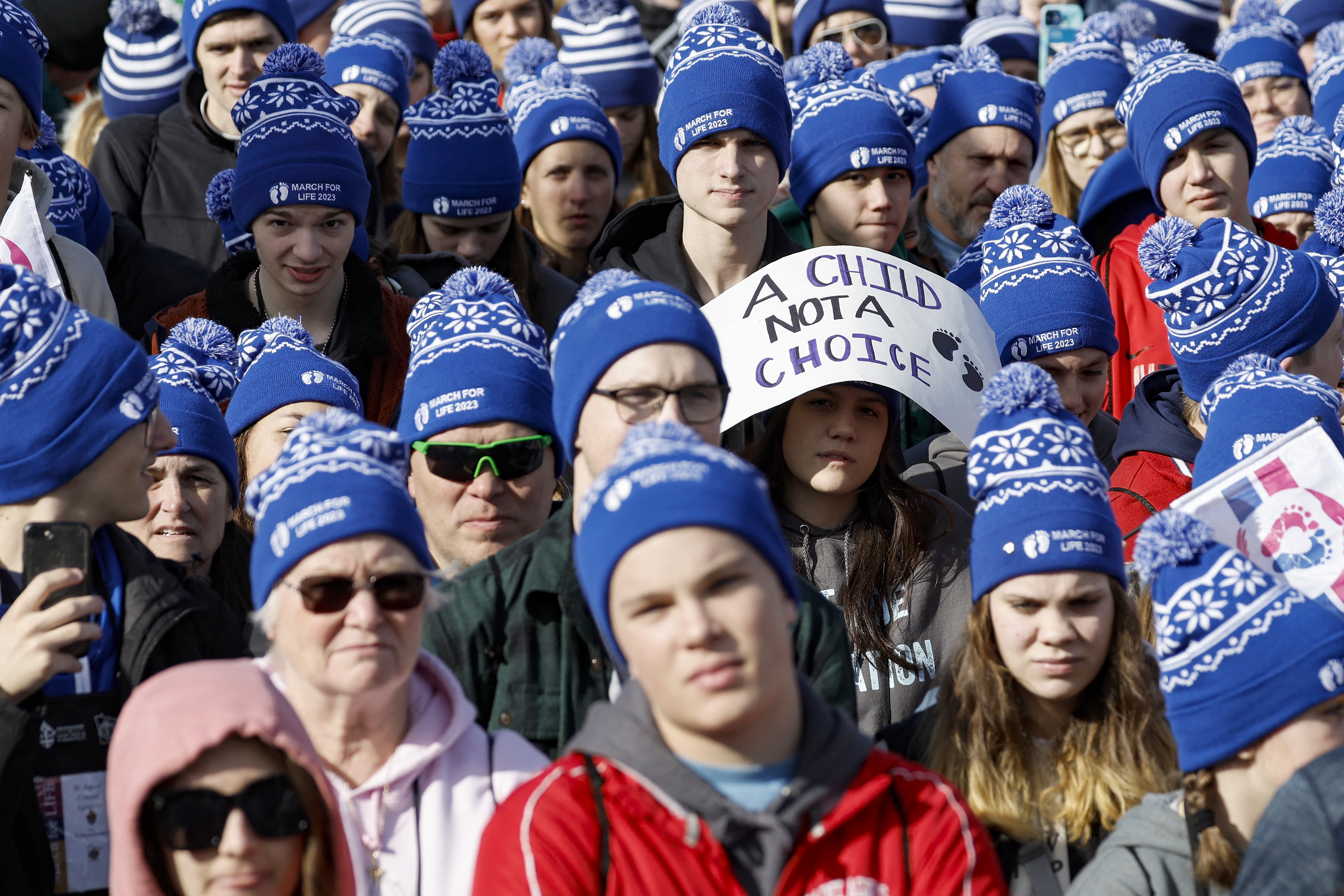 Con gorros azules, color que representa a los activistas en contra del aborto, miles de personas se reunieron en Washington. Una de ellas tenía en sus manos un cartel que decía "Un niño, no una decisión".