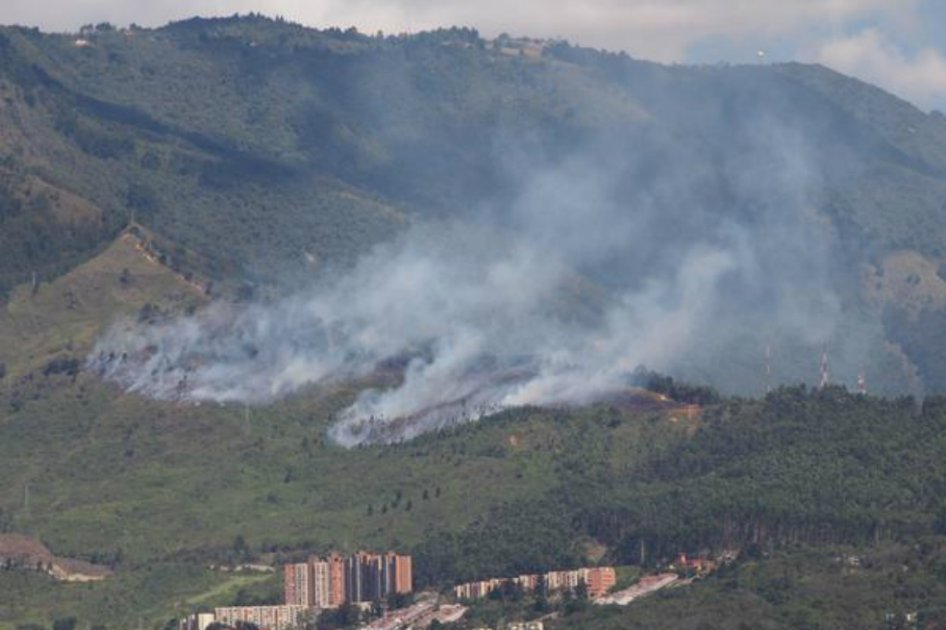 Continua incendio forestal al oriente de Medellín