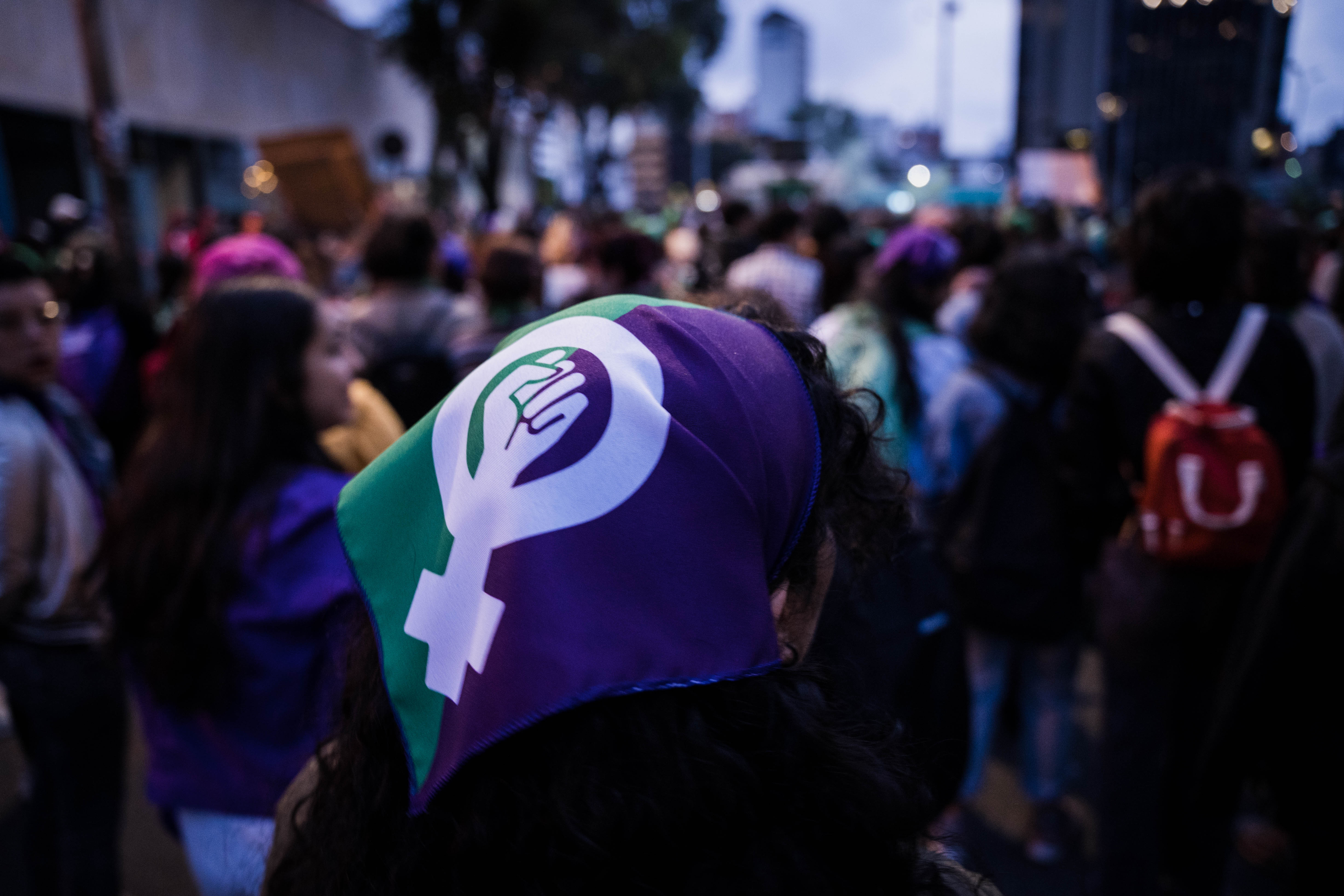 Cientos de personas asistieron con pañuelos y prendas de color verde, que identifican a la campaña pro aborto.