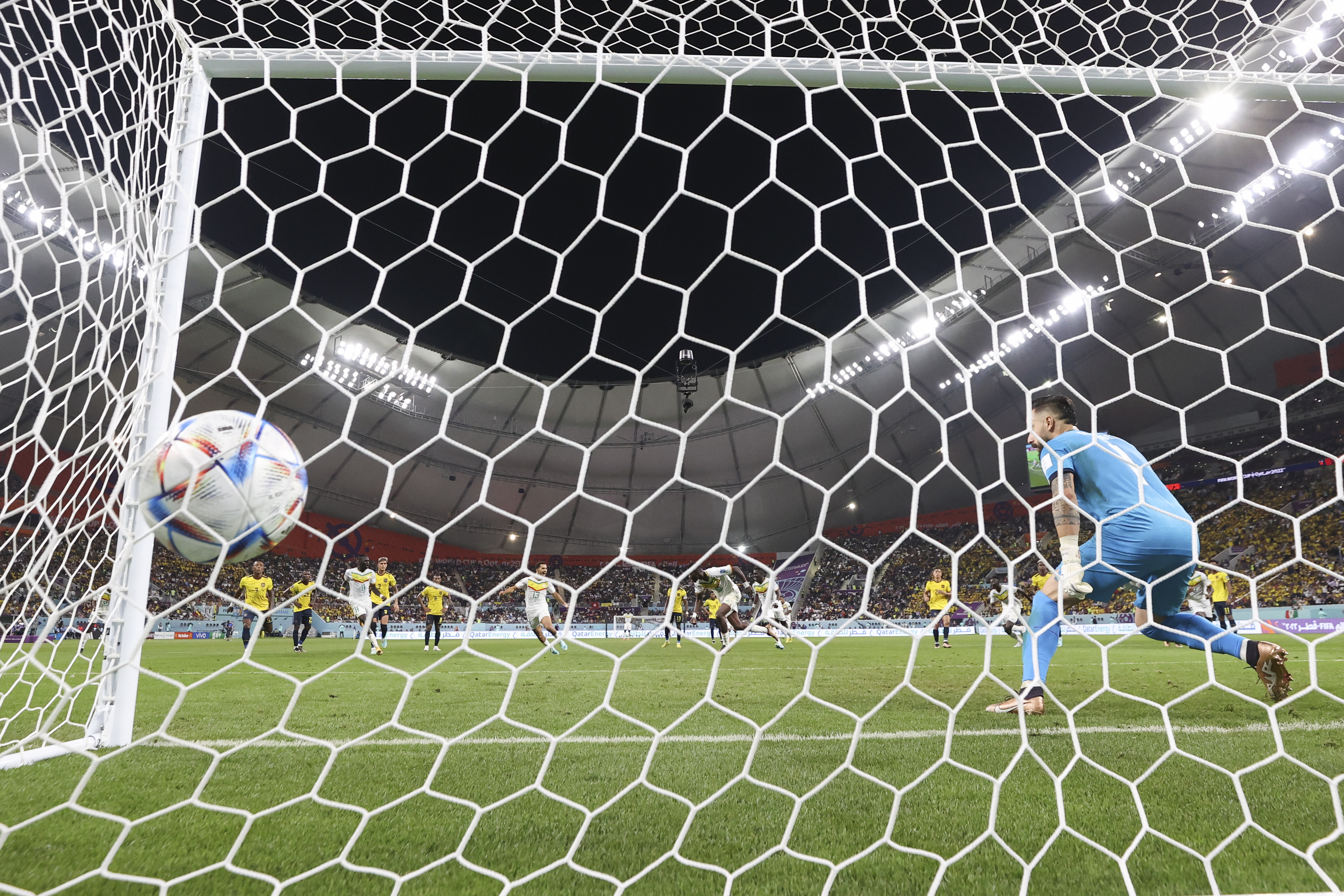 GR2105. DOHA (CATAR), 29/11/2022.- Ismaila Sarr (c) de Senegal marca gol hoy, en un partido de la fase de grupos del Mundial de Fútbol Qatar 2022 entre Ecuador y Senegal en el estadio Internacional Jalifa en Doha (Catar). EFE/ Esteban Biba