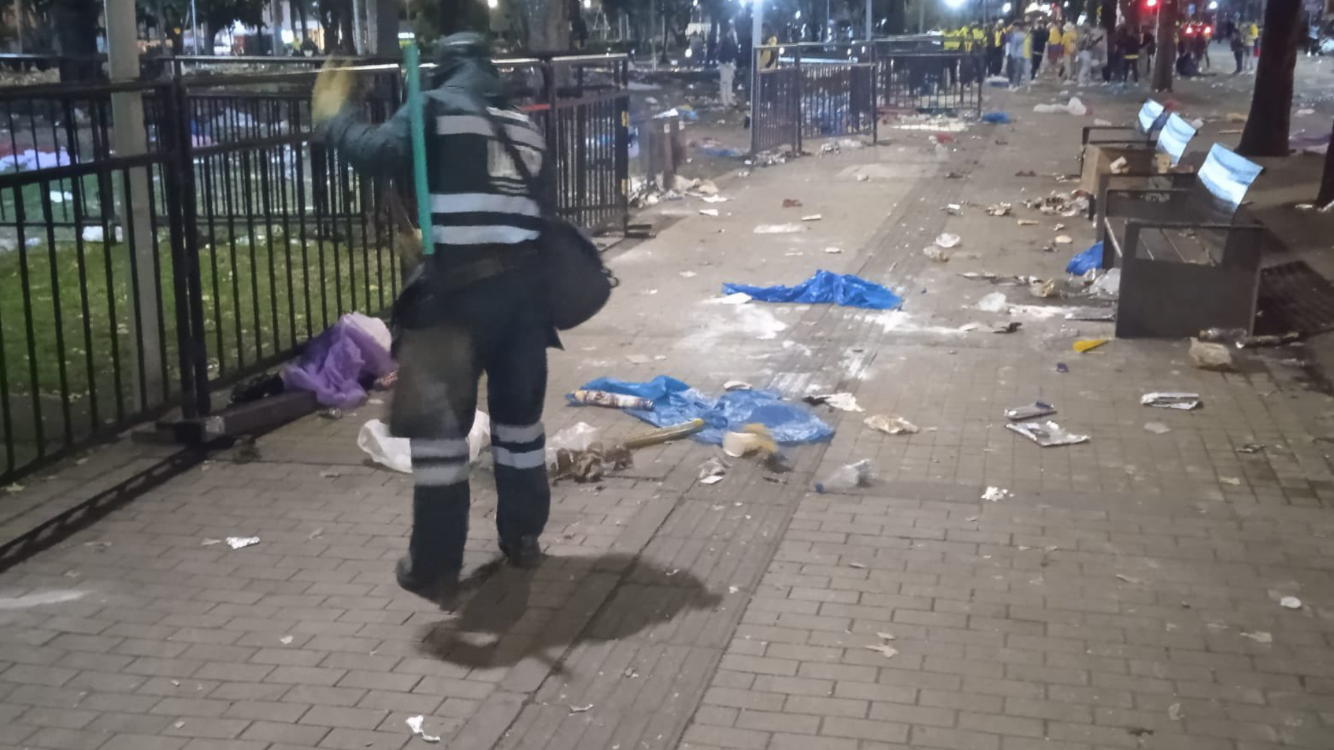 Bogotá despertó con toneladas de desechos en el Parque de la 93 tras final de copa