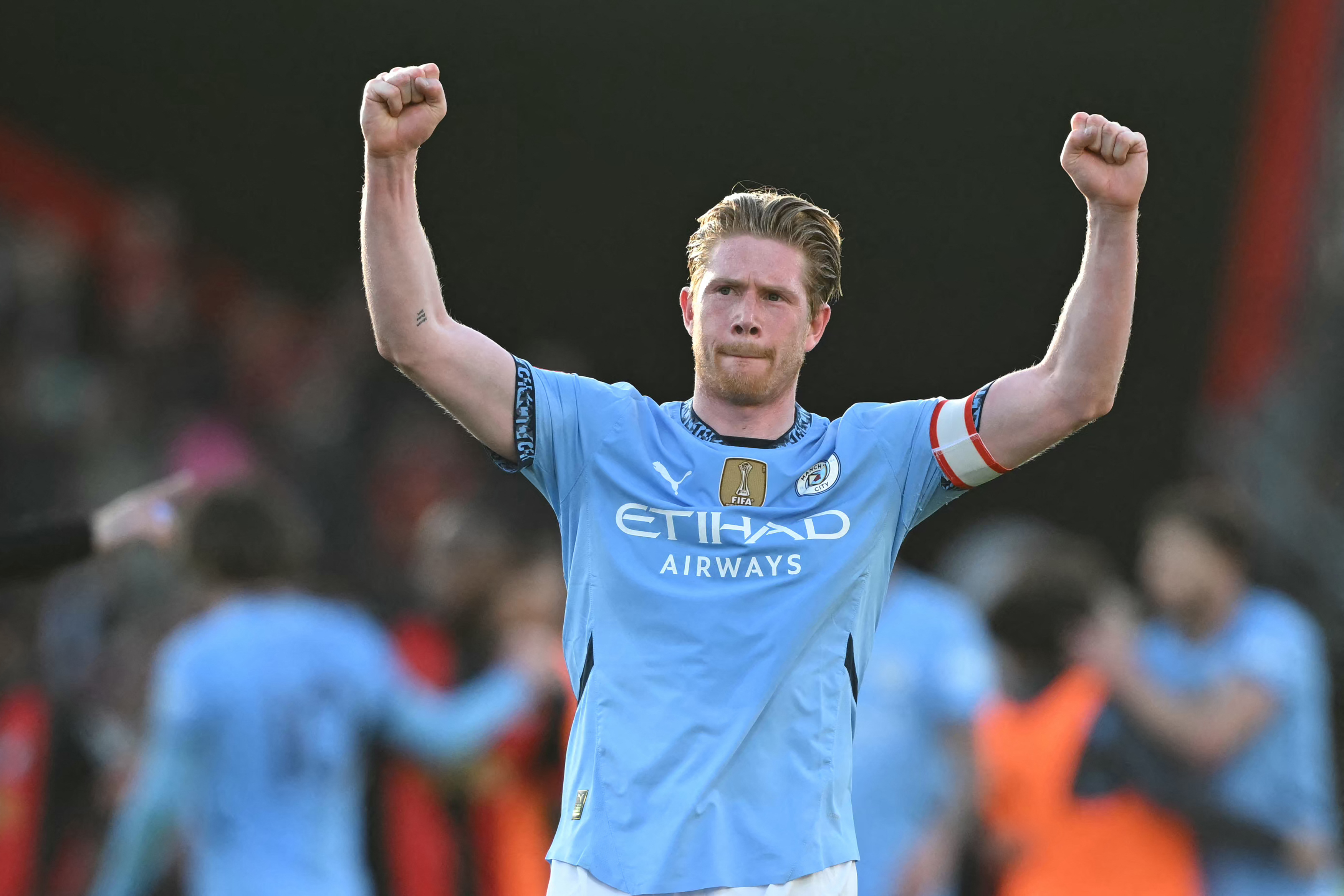 El centrocampista belga del Manchester City, el número 17 Kevin De Bruyne, celebra tras el pitazo final en el partido de cuartos de final de la FA Cup inglesa entre Bournemouth y Manchester City, disputado en el estadio Vitality de Bournemouth, en la costa sur de Inglaterra, el 30 de marzo de 2025. El City ganó el partido 2-1.