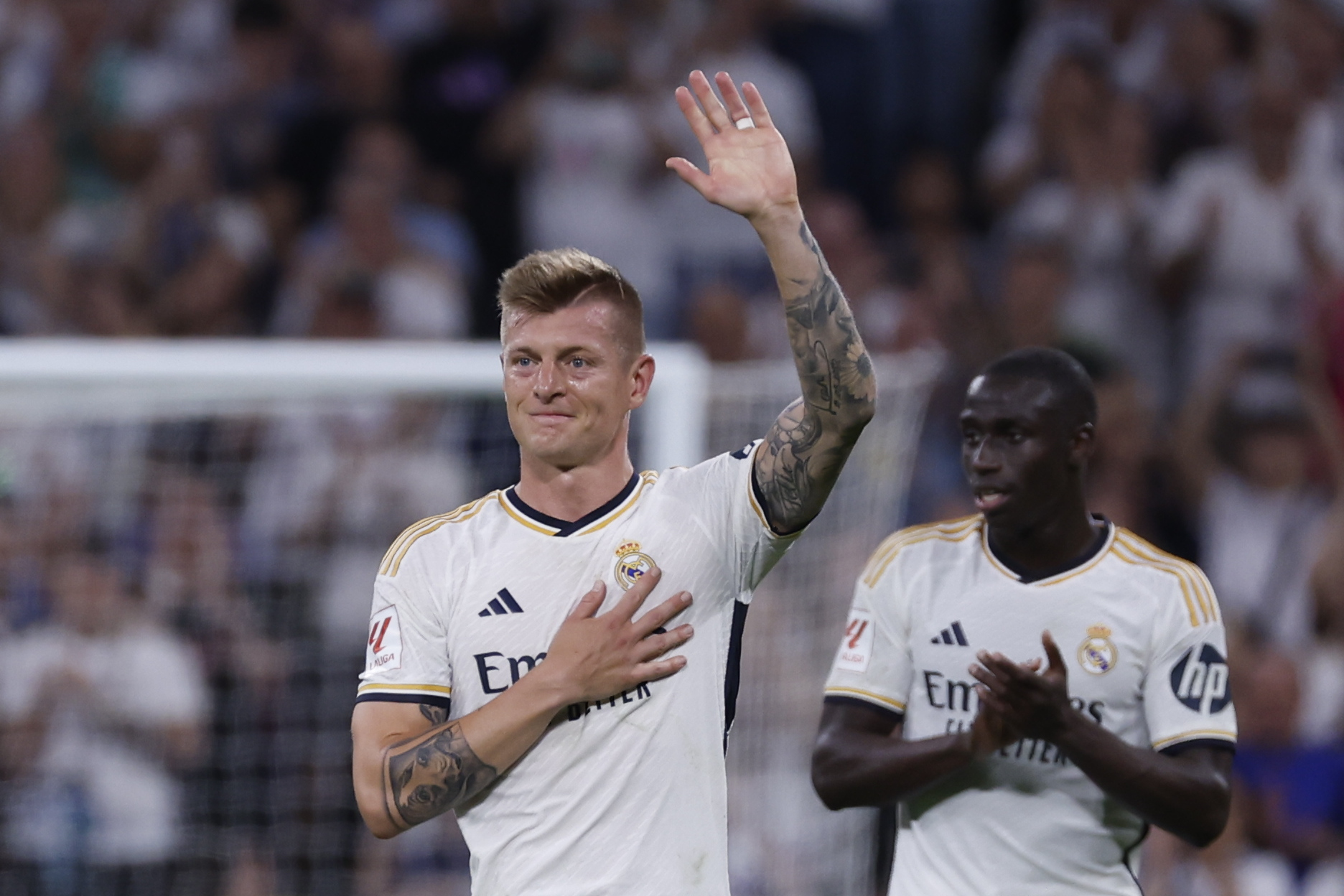 MADRID, 25/05/2024.- El centrocampista del Real Madrid Toni Kroos (i) saluda a la afición tras su último partido en el estadio Santiago Bernabéu, en el encuentro de la jornada 38 de LaLiga que Real Madrid y Real Betis disputaron hoy sábado en Madrid. EFE/Javier Lizón