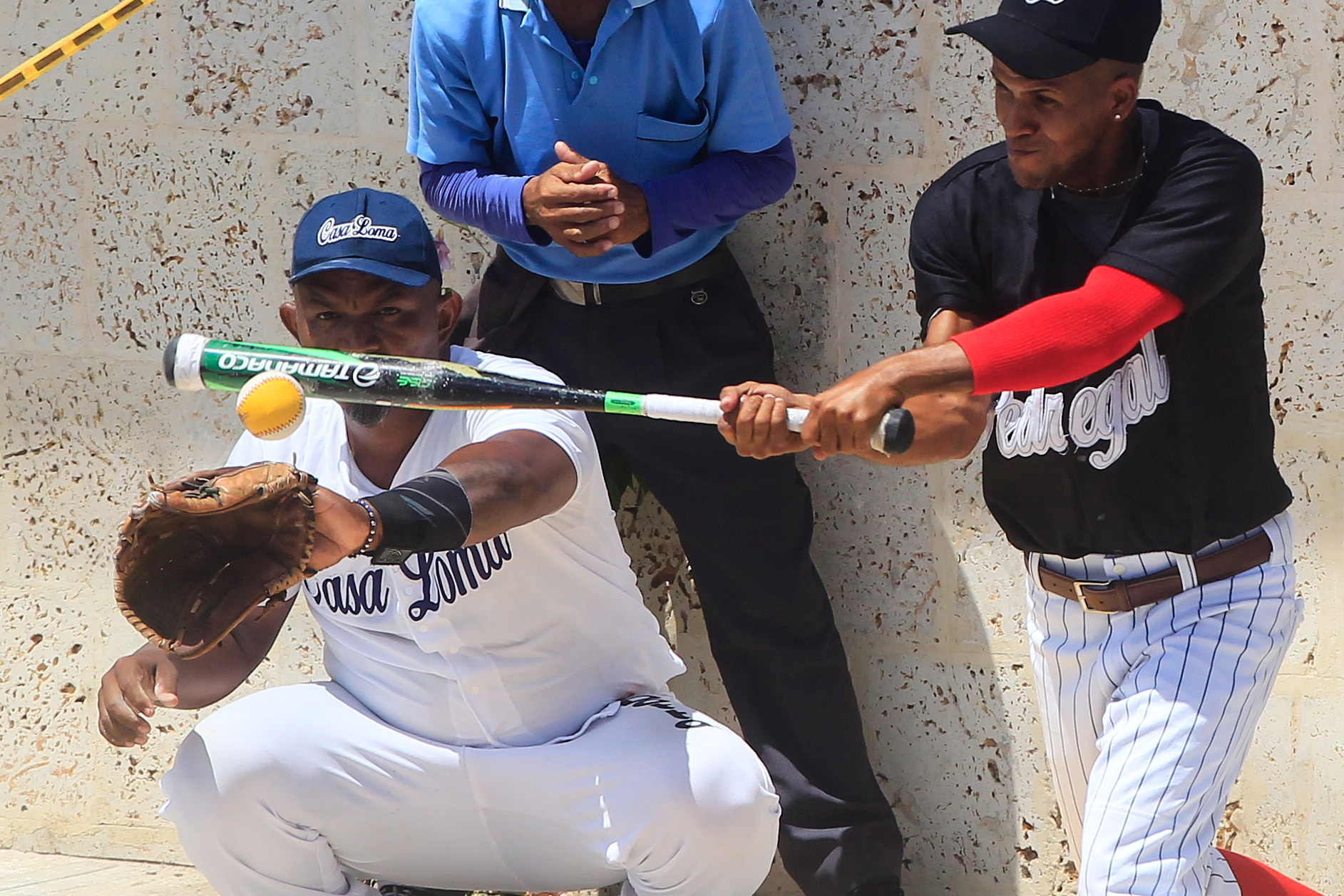 AME1762. CARTAGENA (COLOMBIA), 02/10/2022.- Habitantes del histórico barrio de Getsemaní juegan la final del campeonato de Bola de Trapo, un tradicional juego similar al beisbol que se juega con una bola elaborada con trapos e hilo forrados con un cuero semejando la original pelota caliente, en Cartagena (Colombia). Esta es una tradición que los getsemanicenses tratan de mantener viva a pesar de no contar con ninguna clase de apoyo por parte de las autoridades municipales de la ciudad, y es también una forma de resistencia frente a la fuerte gentrificación que sufre este sector de la ciudad invadido por el turismo. EFE/ Ricardo Maldonado Rozo