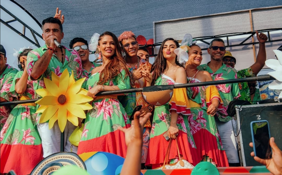 Celebridades como Carlos Calero, Jessica Cediel, Shirly Gómez, Kamm, María McCausland y Santiago Prieto de Monsieur Periné estuvieron en la Carroza Vea del Carnaval de Barranquilla 2022.