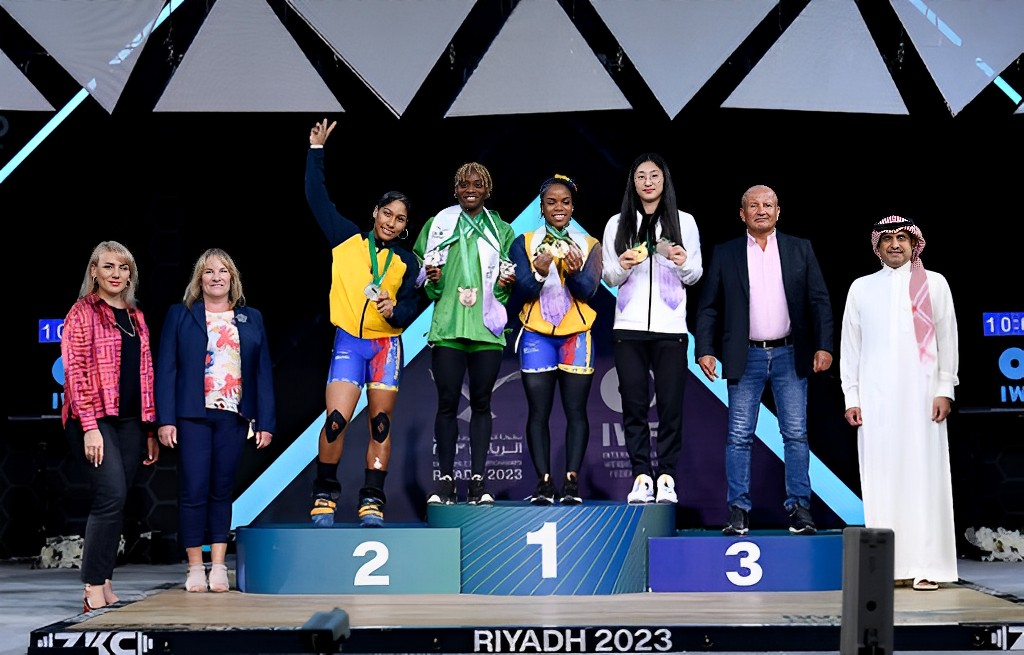 Podio de los 64 kilogramos (arranque), con Nathalia Llamosa en el primer lugar y Juliteh Rodríguez (izq) en el segundo lugar.
