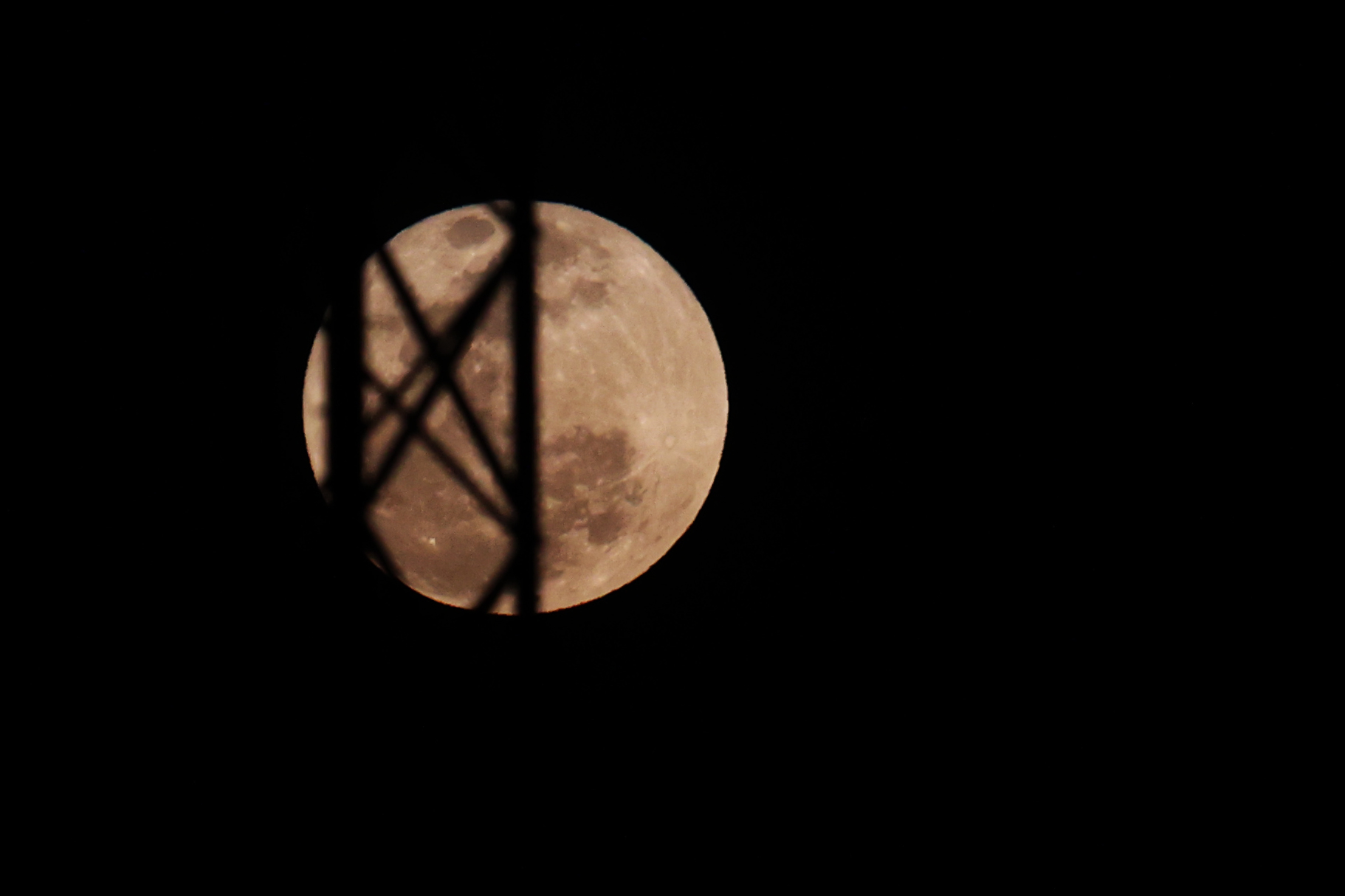 Así se vio la primera superluna desde La Paz (Bolivia). Esta es la primera de cuatro "superlunas" que se podrán apreciar este año. EFE/ Luis Gandarillas