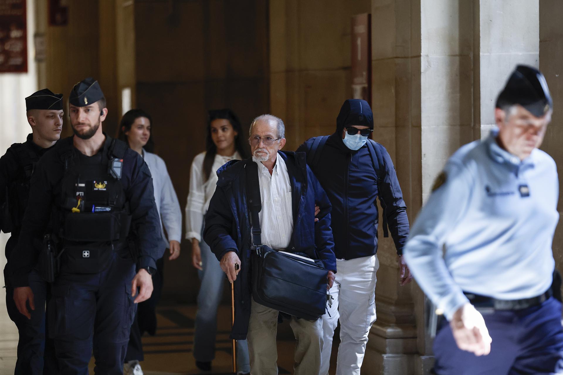 PARIS (France), 28/04/2025.- Defendant Aomar Ait Khedache (C) arrives on the opening day of the trial against suspects in the armed robbery of Kim Kardashian at the Paris Courthouse, France, 28 April 2025. The trial commenced against 10 suspects accused of stealing jewelry valued at millions from US celebrity Kim Kardashian during her stay at an apartment in Paris Fashion Week in October 2016. (Moda, Francia) EFE/EPA/YOAN VALAT