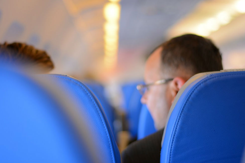 Mujer descubre infidelidad de su esposo en pleno vuelo y causa aterrizaje de emergencia