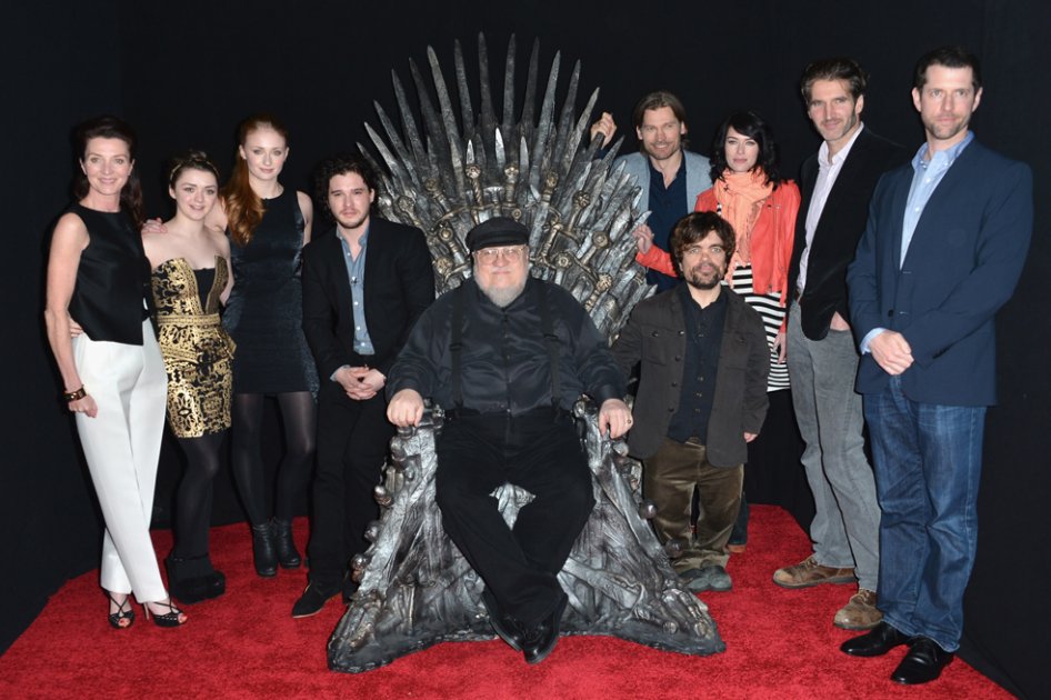 El escritor George R.R. Martin y el elenco de "Juego de Tronos".