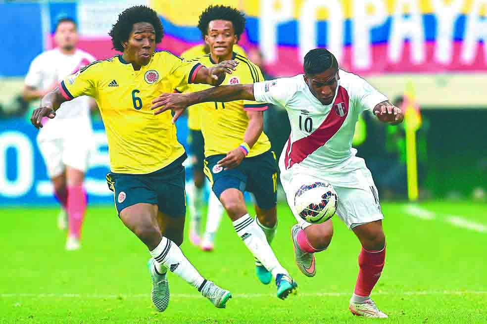 Jefferson Farfán disputa un balón con Carlos Sánchez.// AFP PHOTO / RODRIGO ARANGUA

