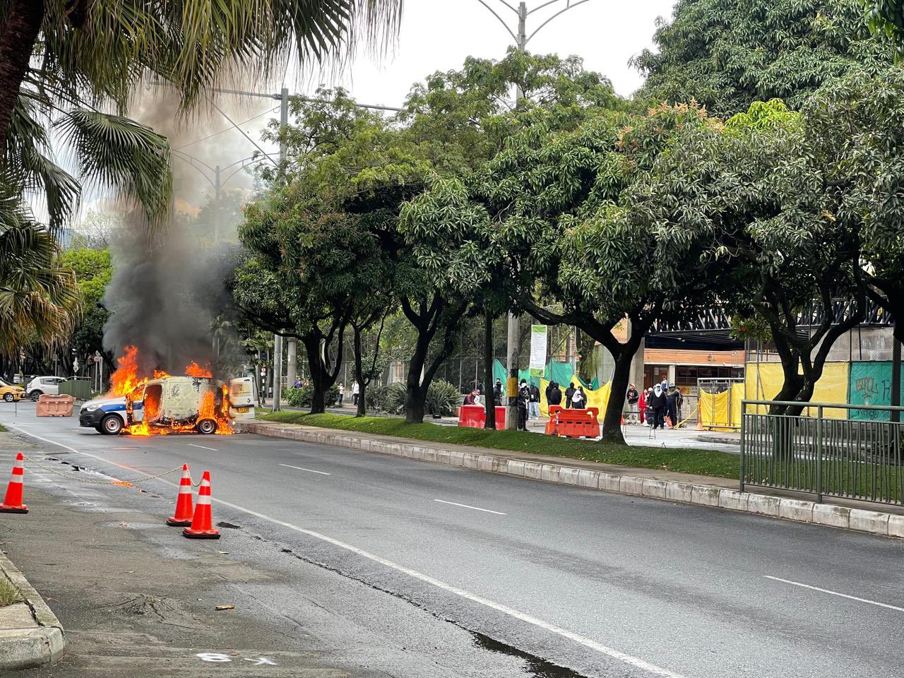 Incendiaron un carro en medio de protestas en Medellín