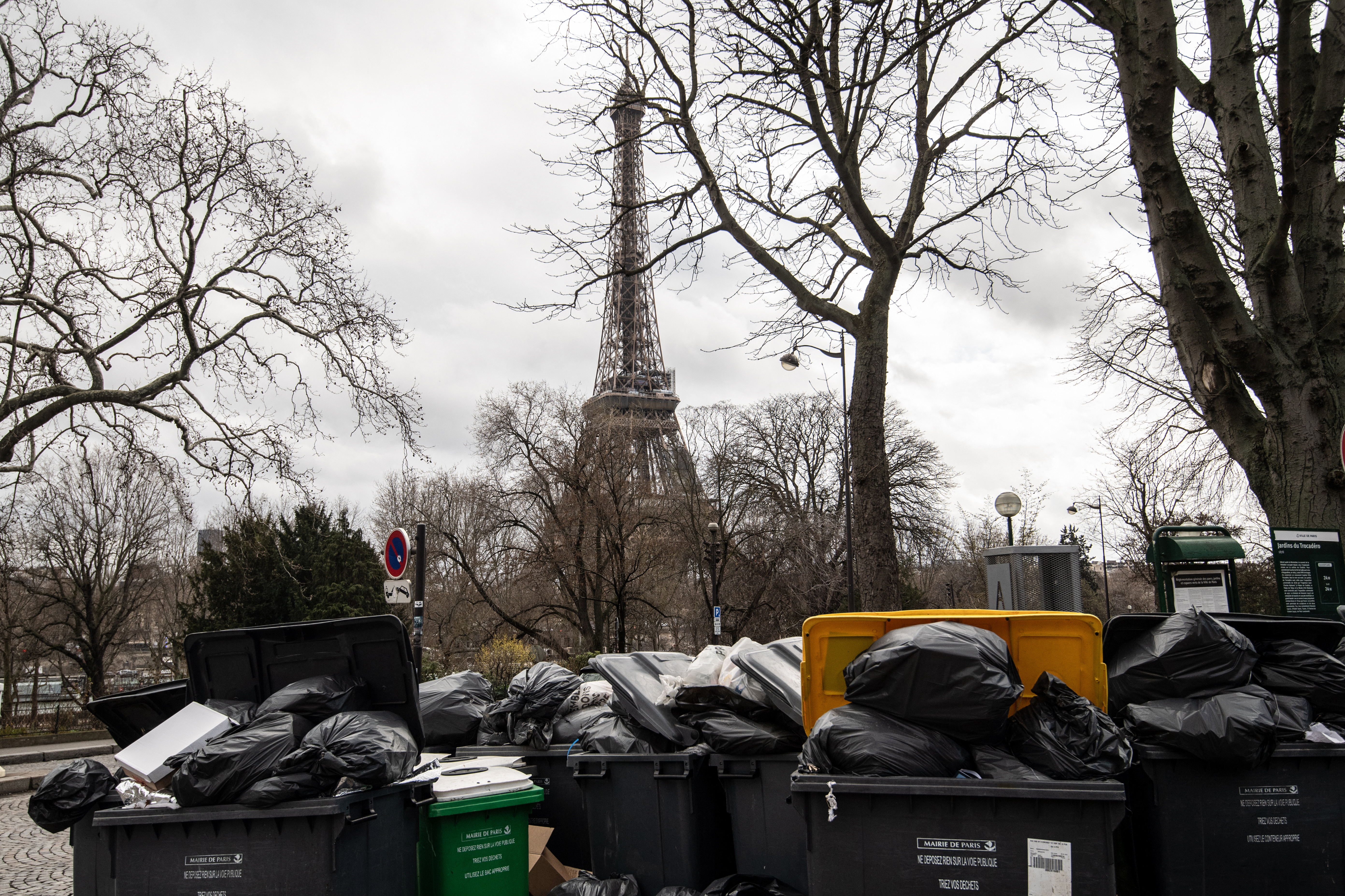 Montañas de basura, la nueva atracción turística en París