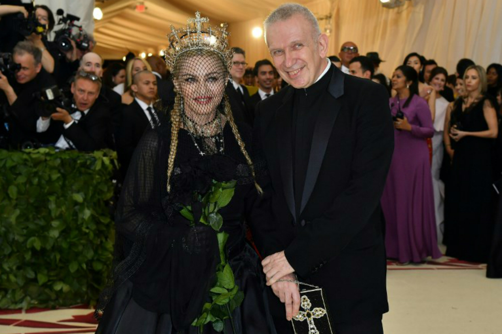 Vírgenes, ángeles y papisas en la célebre gala del Met en Nueva York