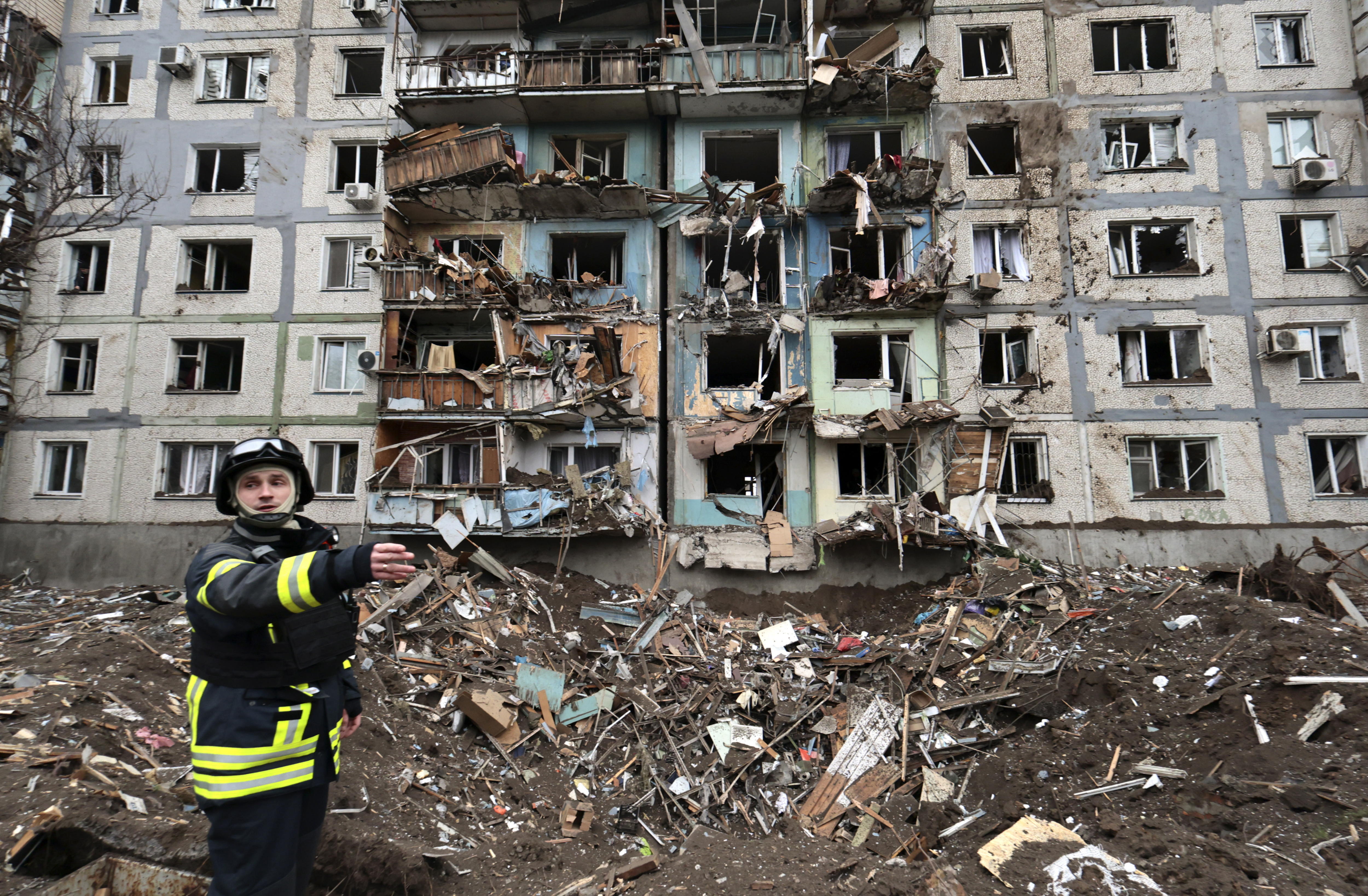 Zaporizhzhia (Ukraine), 22/03/2024.- Ukrainian rescuers work at the scene of a missile strike near a residential building in Zaporizhzhia, Ukraine, 22 March 2024, amid the Russian invasion. According to the Air Force Command of the Armed Forces of Ukraine, Russia has launched strikes on over 151 targets, 92 of which were destroyed. Several people were killed and at least ten were injured in Zaporizhzhia, as per the State Military Administration statement. (Rusia, Ucrania) EFE/EPA/KATERYNA KLOCHKO 47550