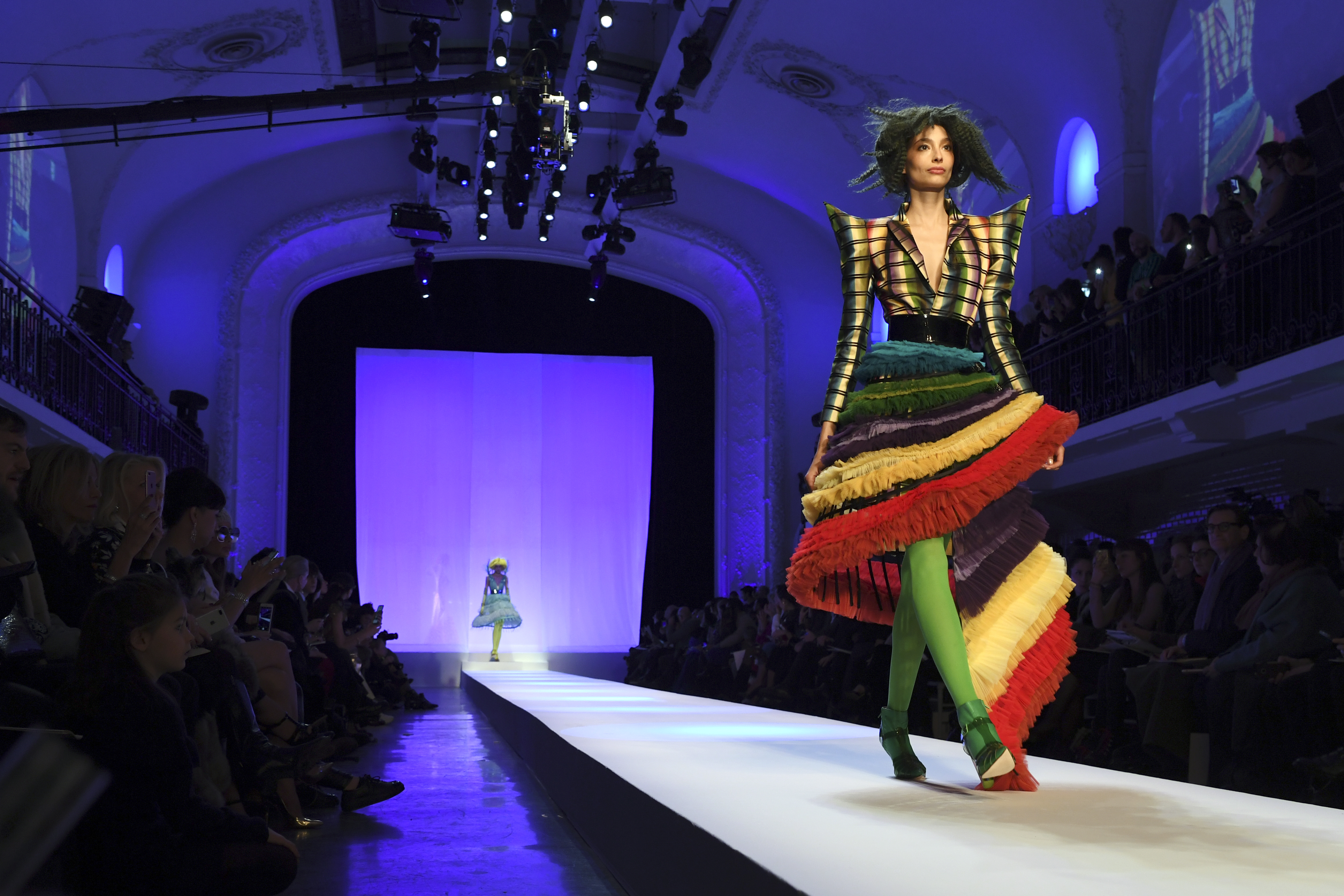 Las geishas acuáticas de Gaultier desfilan en la Alta Costura de París
