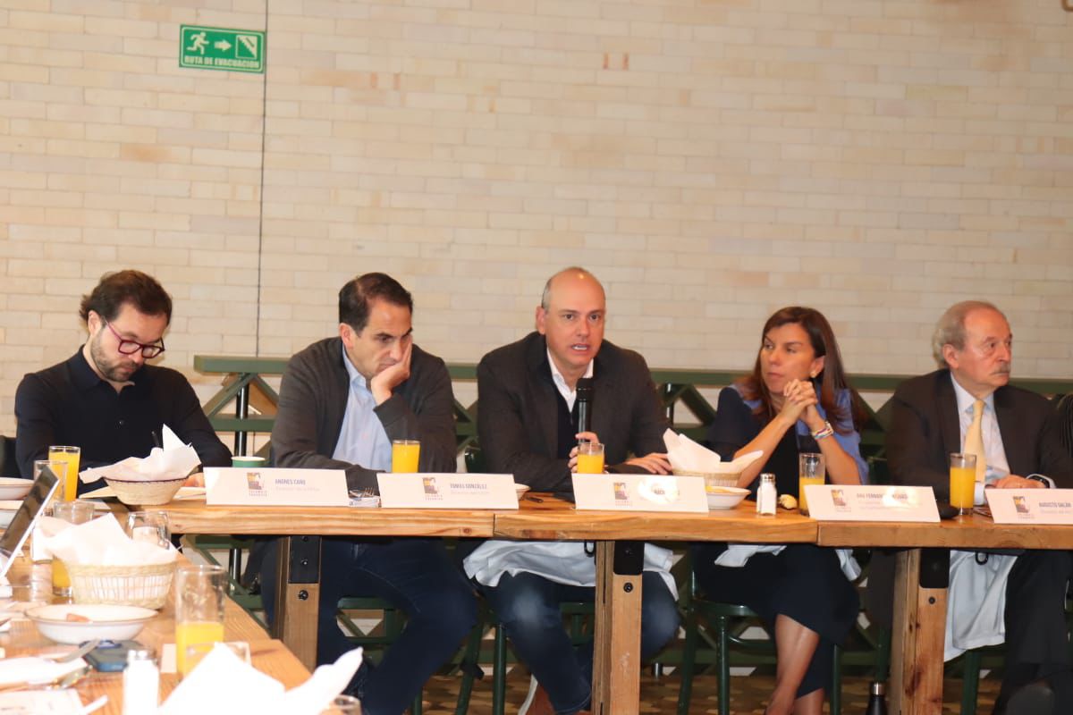 Andrés Caro, director de Fundación para el Estado de Derecho; Tomás González, director del Centro Regional de Estudios de Energía (CREE); José Ignacio López, presidente de ANIF; Ana Maiguashca, presidenta del CPC.