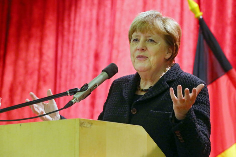 Angela Merkel mantiene su política de refugiados a pesar de las crecientes críticas