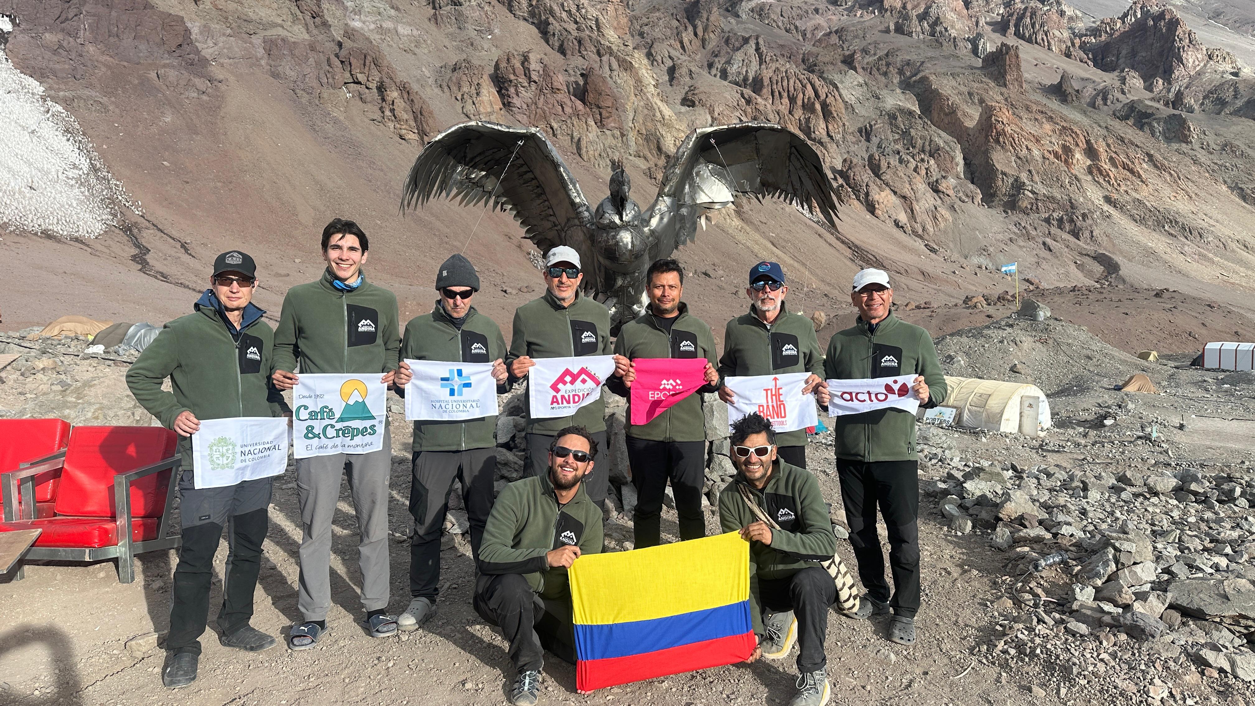 De izquierda a derecha, arriba: Jorge Neher, Simonpietro Ruiz, Marcelo Arbeláez (Jefe expedición), Francisco García, Édgard Martínez, José Francisco Arata (jefe en campamentos de altura) y Dr. Carlos Rodríguez (médico). En el mismo orden, abajo: Juan Pablo Piedrahíta y Juan Pablo Católico, videógrafo.