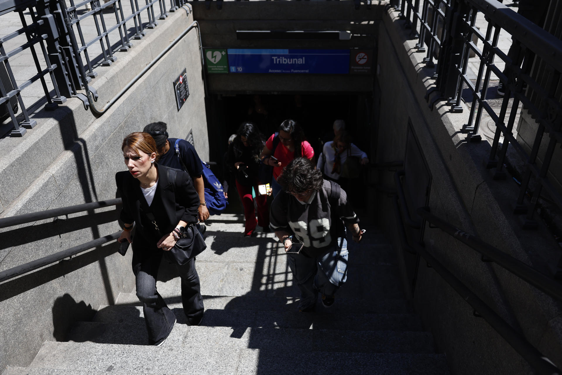 MADRID, 28/04/2025.- Usuarios del Metro de Madrid abandonan la estación de metro de Tribunal tras registrarse un apagón a nivel peninsular este lunes. EFE/Mariscal