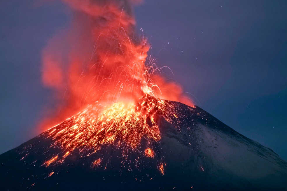 Recientemente, la Coordinación General de Protección Civil de Puebla indicó que en las horas de la madrugada, el Popocatépetl tuvo dos emisiones de vapor de agua, gases y ceniza, con lanzamiento de material incandescente.