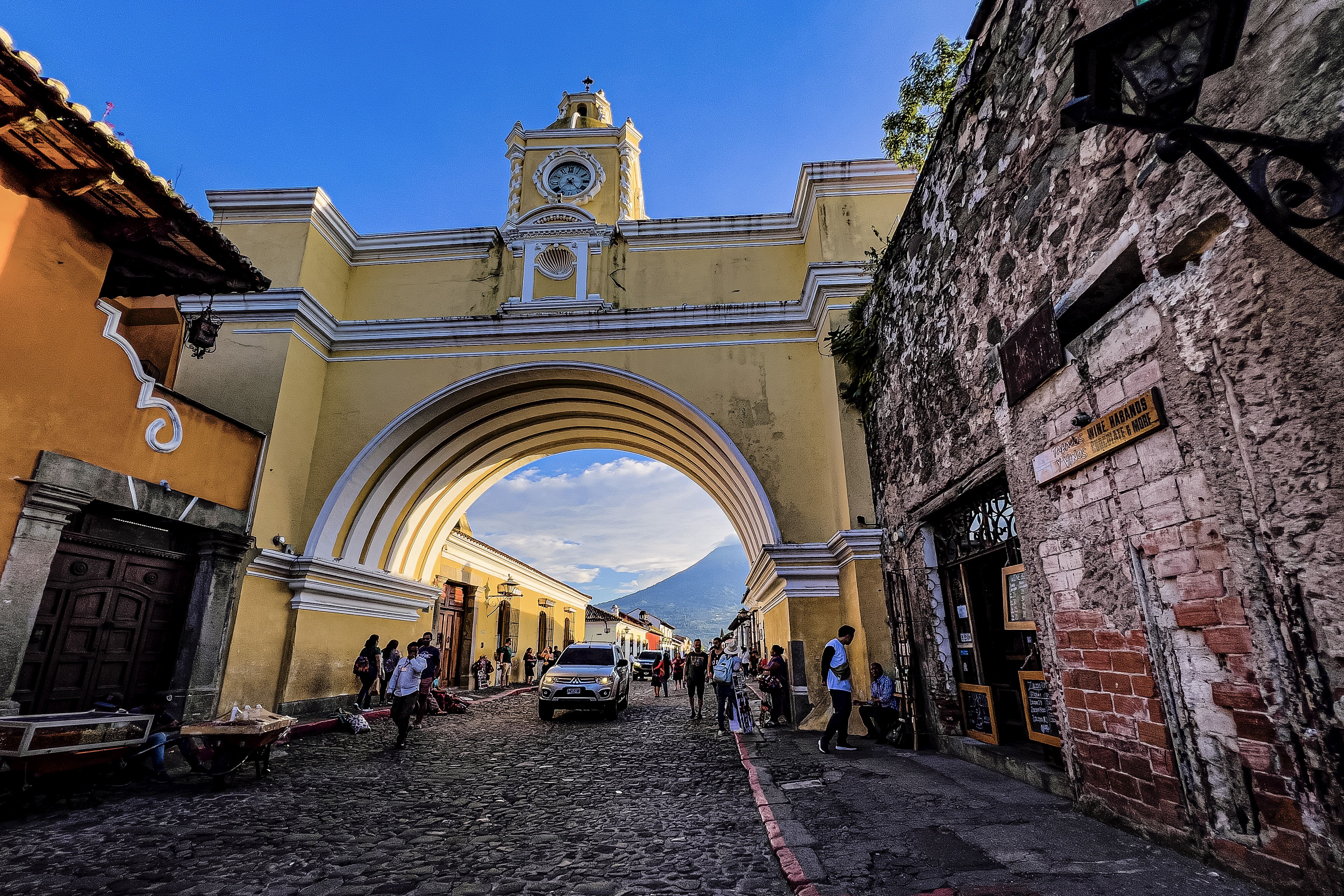 ACOMPAÑA CRÓNICA: GUATEMALA TURISMO. AME4656. ANTIGUA GUATEMALA (GUATEMALA), 05/11/2024.- Fotografía del 30 de octubre de 2024 del Arco de Santa Catalina, en Antigua Guatemala (Guatemala). Con paisajes inolvidables y una esencia colonial, Antigua es uno de los destinos turísticos obligatorios al viajar a Guatemala, tanto por su pasado histórico como por su vida contemporánea, esa que llama tanto la atención cada año a miles de extranjeros que disfrutan perderse en sus calles empedradas. EFE/ Andrea Godínez