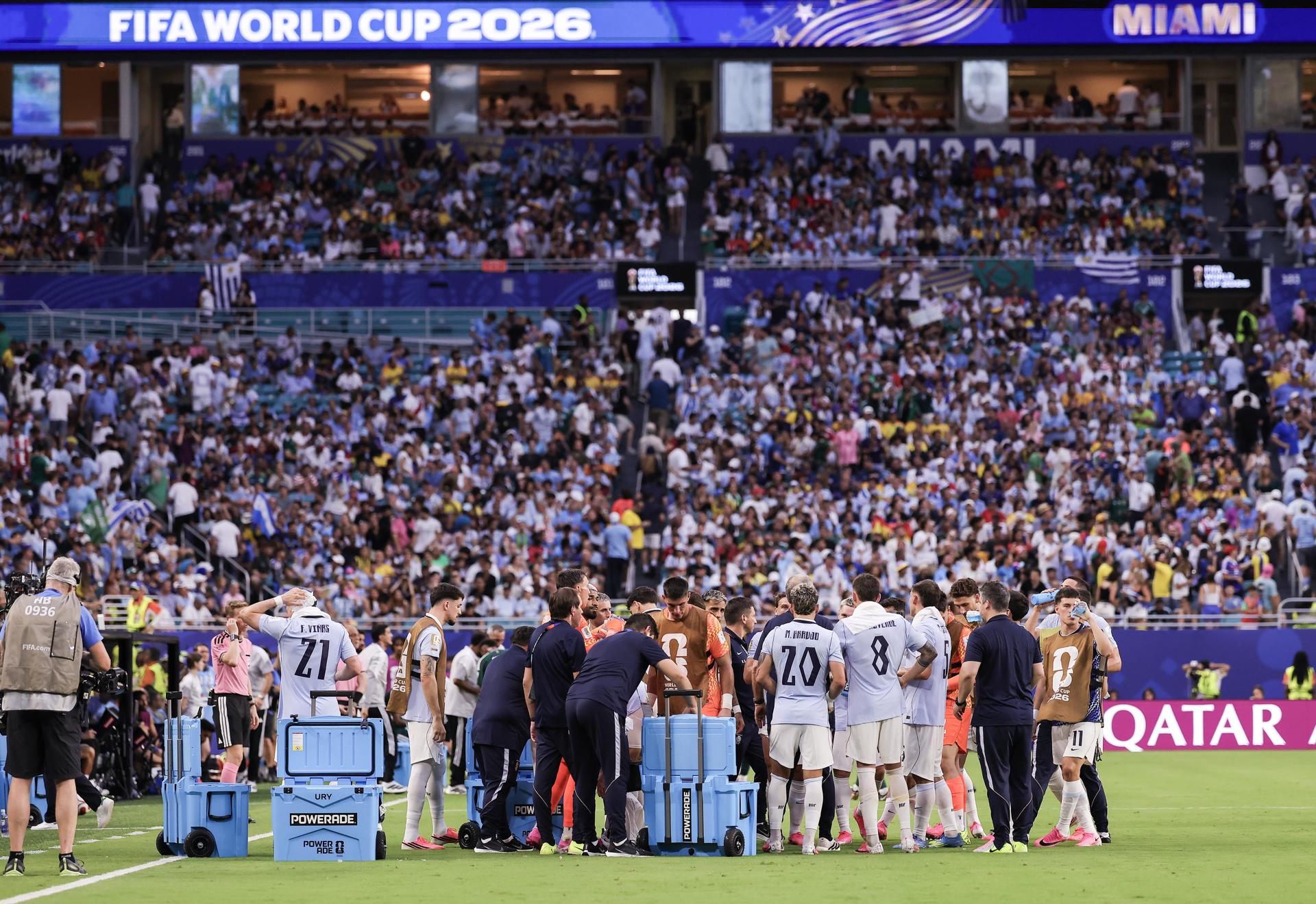 MIAMI (United States), 16/06/2026.- Uruguay team takes a water break during the FIFA World Cup 2026 group stage match Saudi Arabia against Uruguay, in Miami, Florida, USA, 15 June 2026. (Arabia Saudita) EFE/EPA/CRISTOBAL HERRERA-ULASHKEVICH
