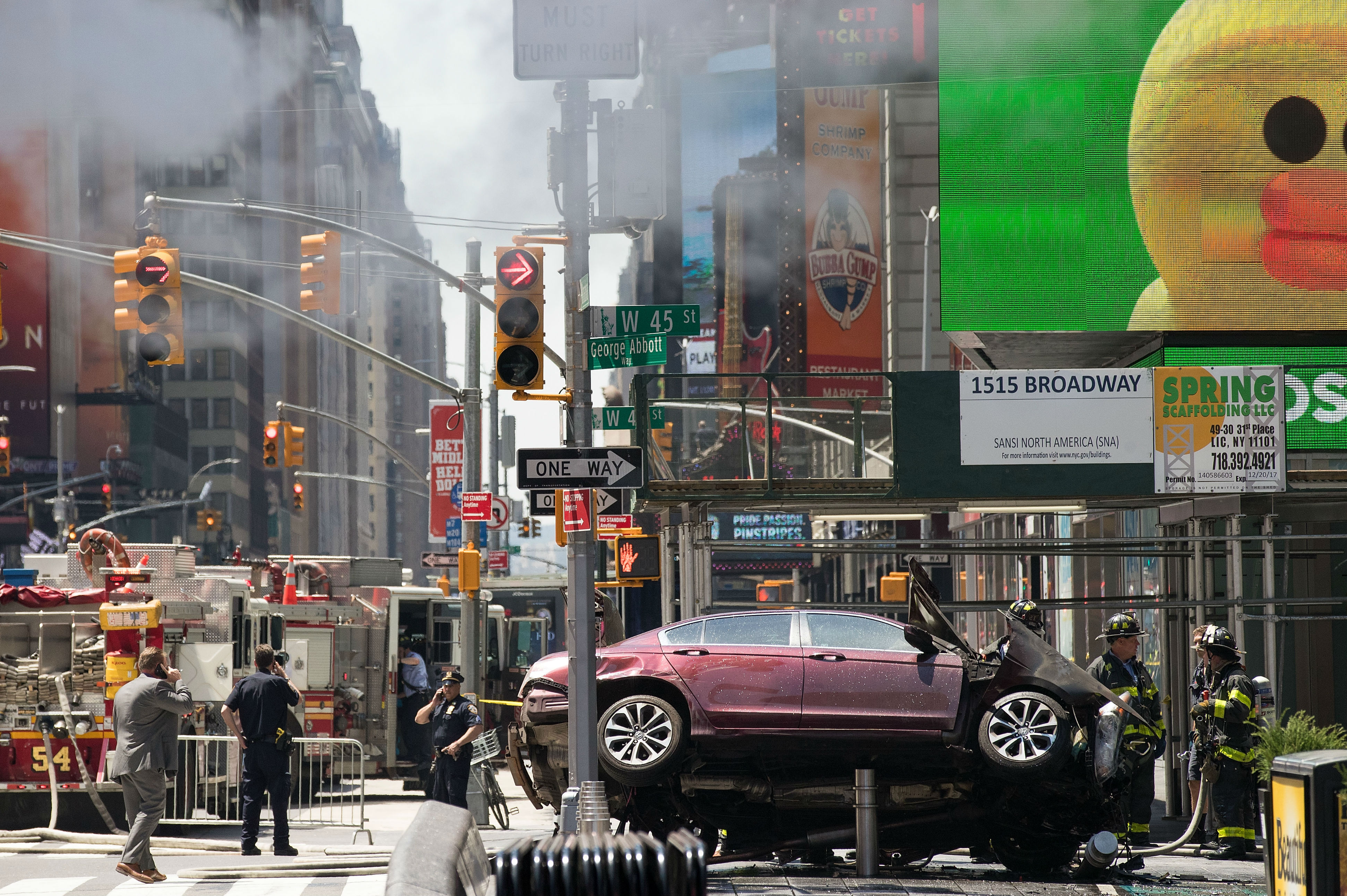Carro embiste peatones en Times Square y deja un muerto y 22 heridos