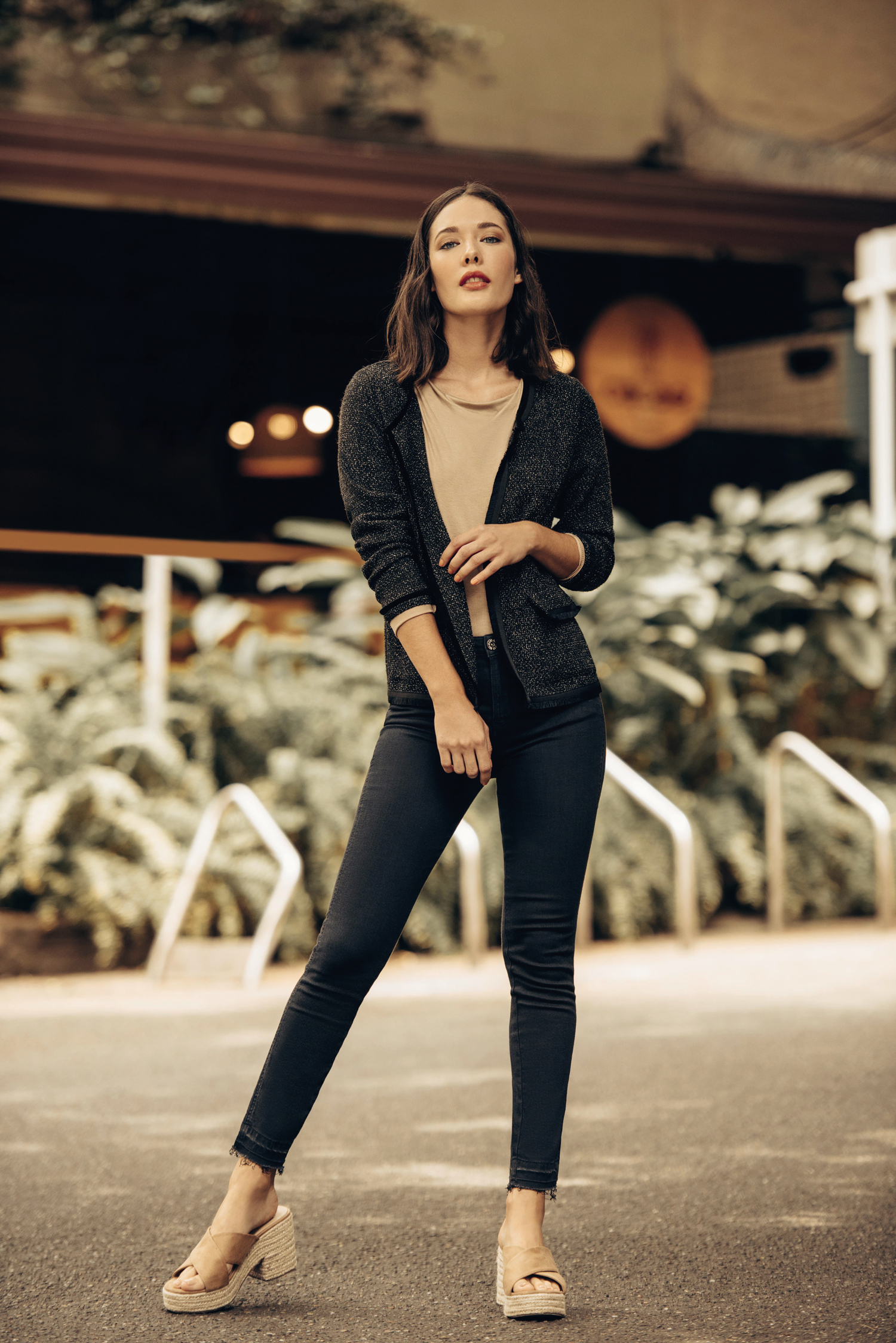Es posible mezclar pantalones de inspiración atlética con camisas básicas de tiras.