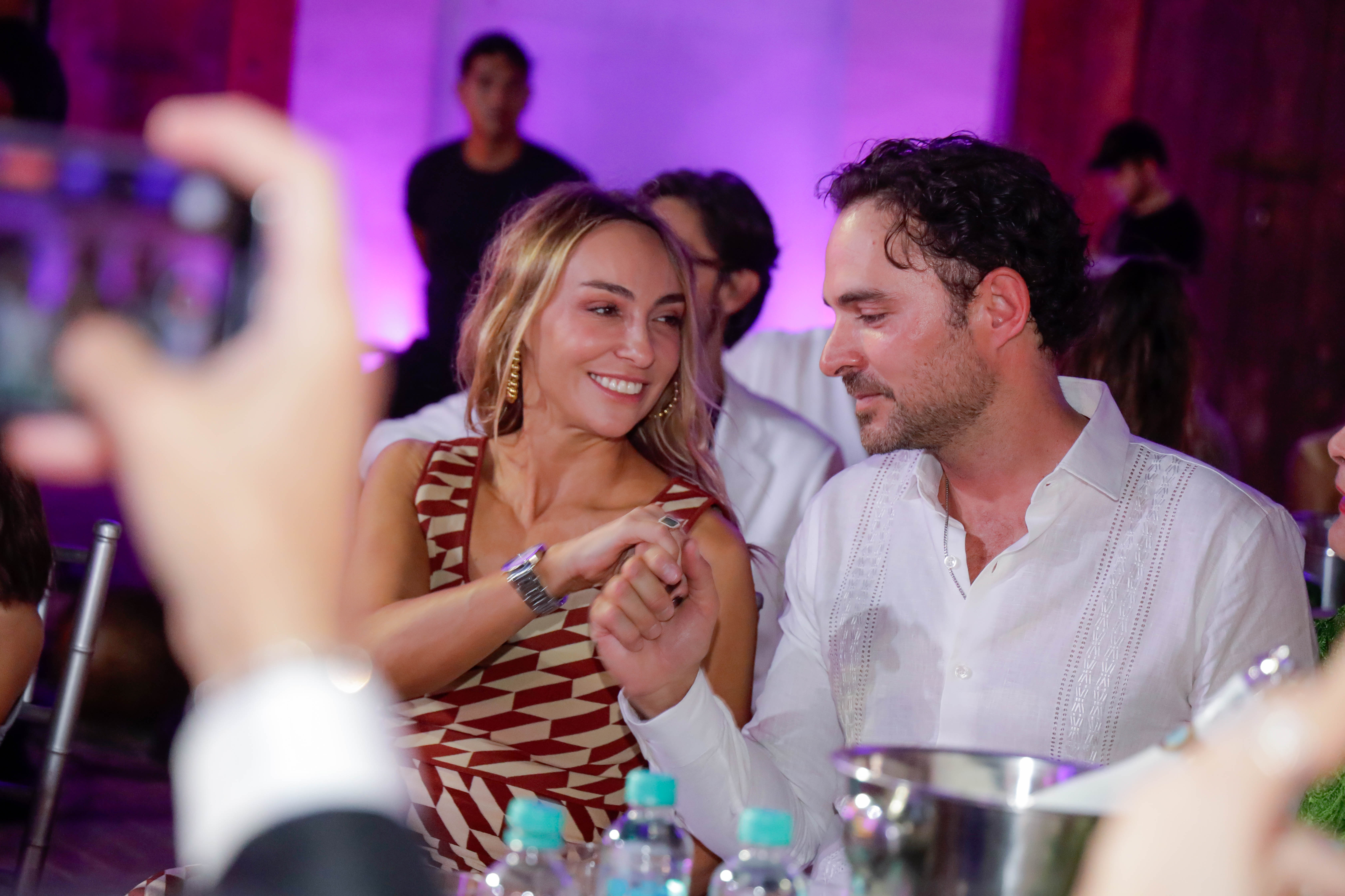 Manolo Cardona y Valeria Santos, su esposa.