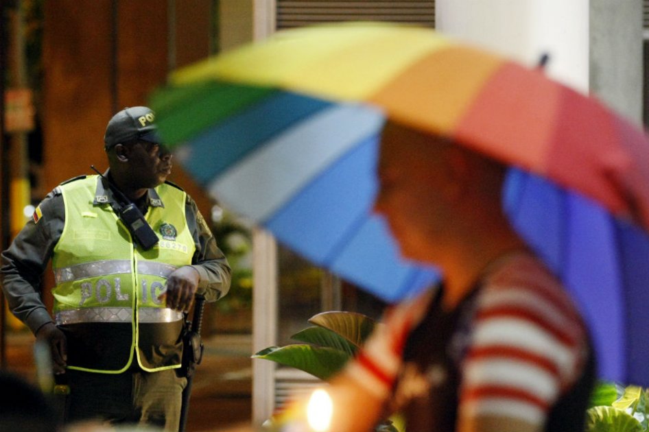 El caso de discriminación por el que parejas gais se besarán frente a la Policía en Cartagena