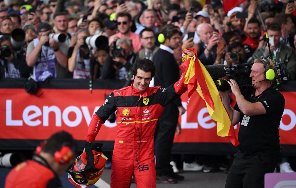 Carlos Sainz se quedó con el Gran Premio de Inglaterra en una jornada accidentada