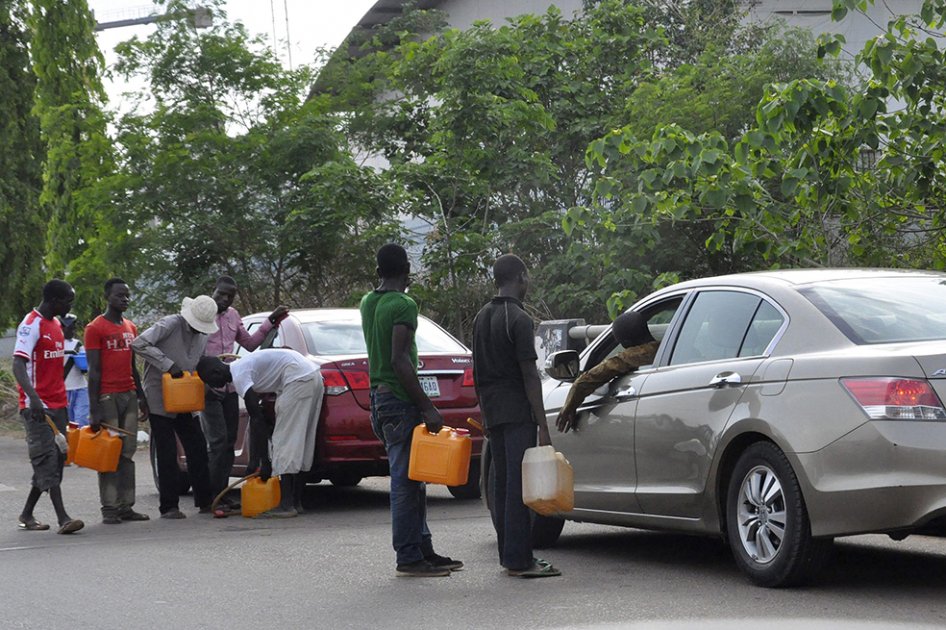 A solo cuatro días de la investidura del nuevo presidente, Muhammadu Buhari, Nigeria se encuentra al borde del colapso total: la escasez de gasolina y el pronunciado descenso en la generación de electricidad amenazan con paralizar la economía nigeriana y llevar el país a una situación caótica sin precedentes. EFE