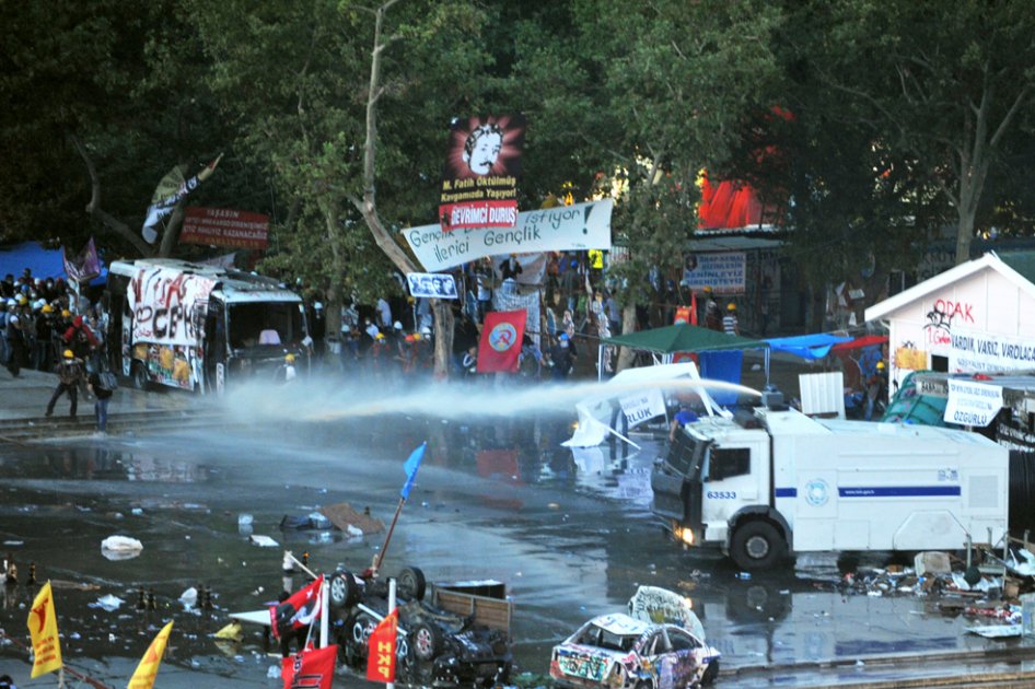 Primer ministro de Turquía dice que "limpiar" de manifestantes a Estambul era su "deber"