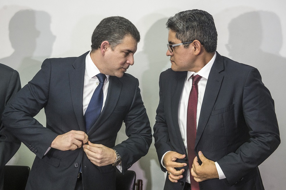 Fiscales Rafael Vela (i) y José Domingo Pérez (d) durante una conferencia de prensa el 1o de enero. / AFP