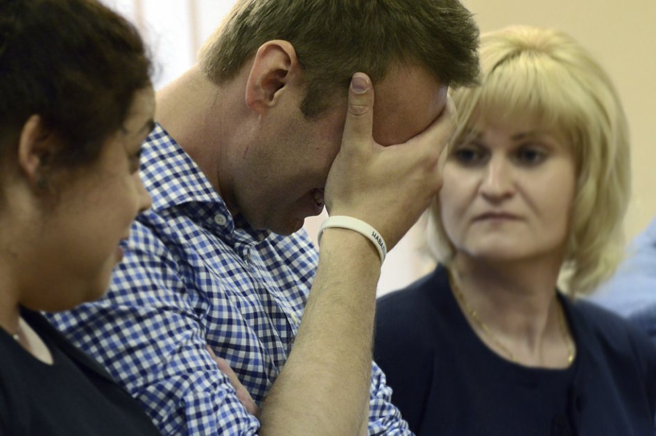 El dirigente opositor ruso Alexei Navalny se tapa el rostro mientras el juez le declara culpable de robo y fraude en el tribunal de Kirov (Rusia)./ EFE