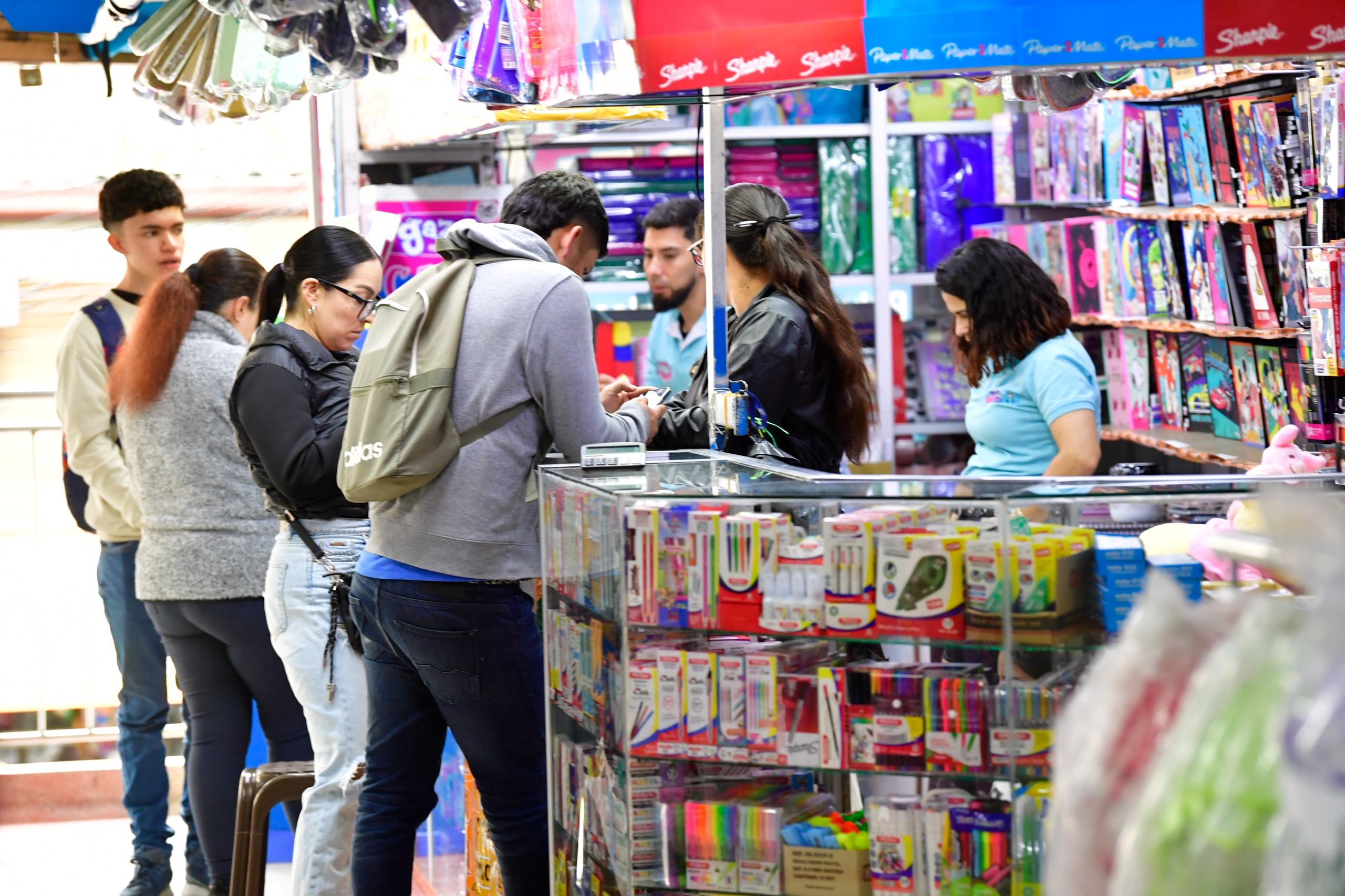 El mercado de útiles escolares sobrevive al cierre de colegios en Bogotá