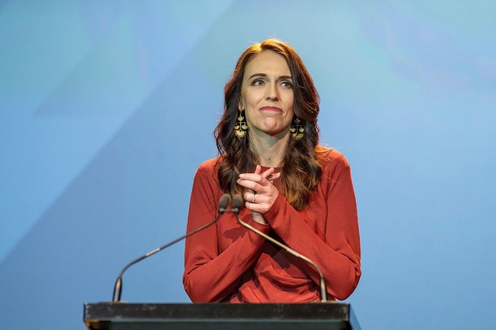 Primera ministra de Nueva Zelanda anuncia que renunciará en febrero