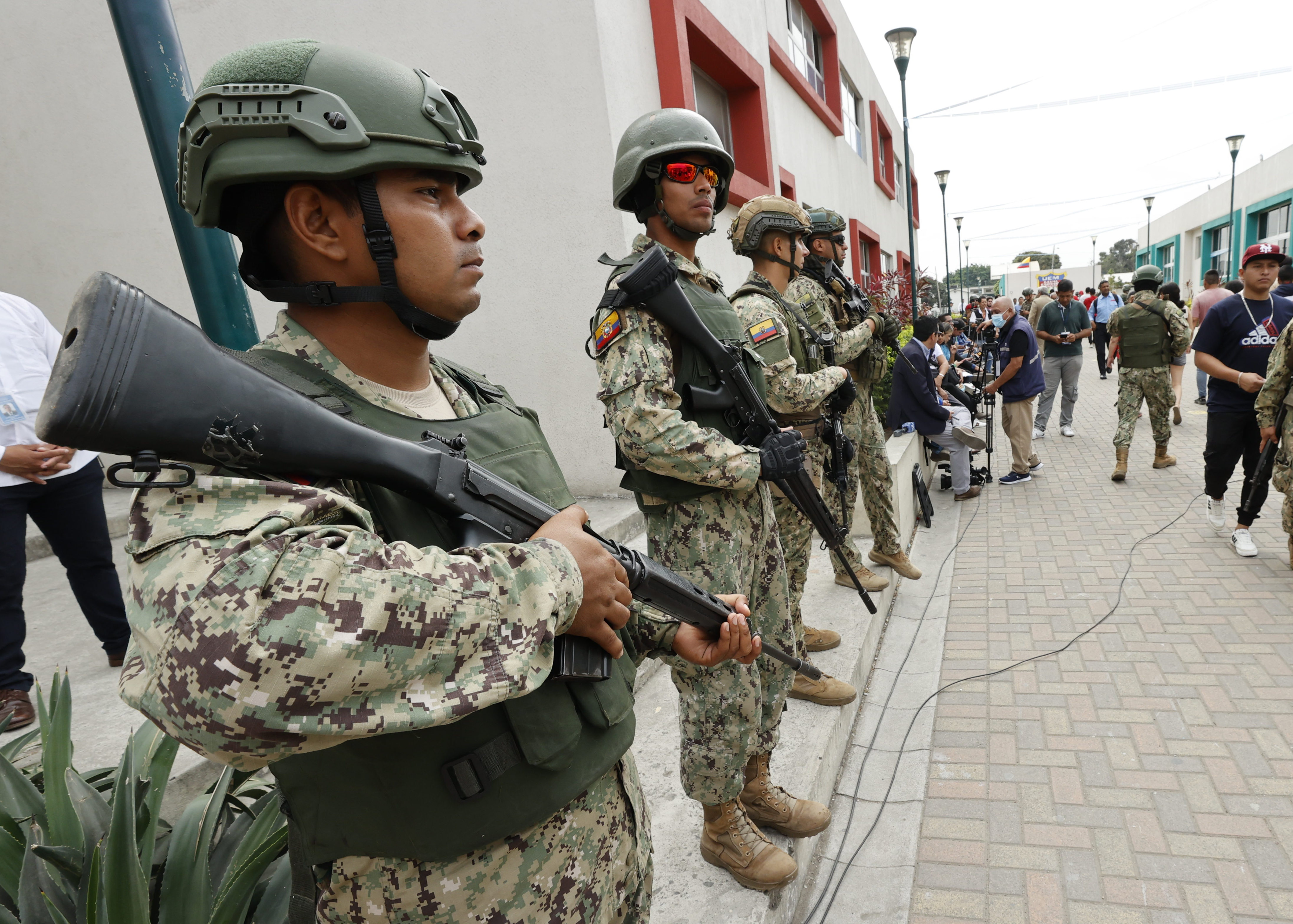 AME2922. GUAYAQUIL (ECUADOR), 20/08/2023.- Militares brindan seguridad a los ciudadanos en sus centros de votación durante la jornada de elecciones generales, hoy, en Guayaquil (Ecuador). Avanza con normalidad en Ecuador la jornada de elecciones generales extraordinarias y de dos plebiscitos ambientales contra el petróleo y la minería, en la que están convocados a sufragar más de 13,4 millones de ecuatorianos. Los ecuatorianos votan para elegir un nuevo presidente o presidenta y a los 137 nuevos integrantes de la Asamblea Nacional (Parlamento). EFE/ Mauricio Dueñas Castañeda