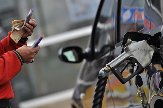 Rebaja real de la gasolina sería de $550 por galón: Luis Fernando Velasco