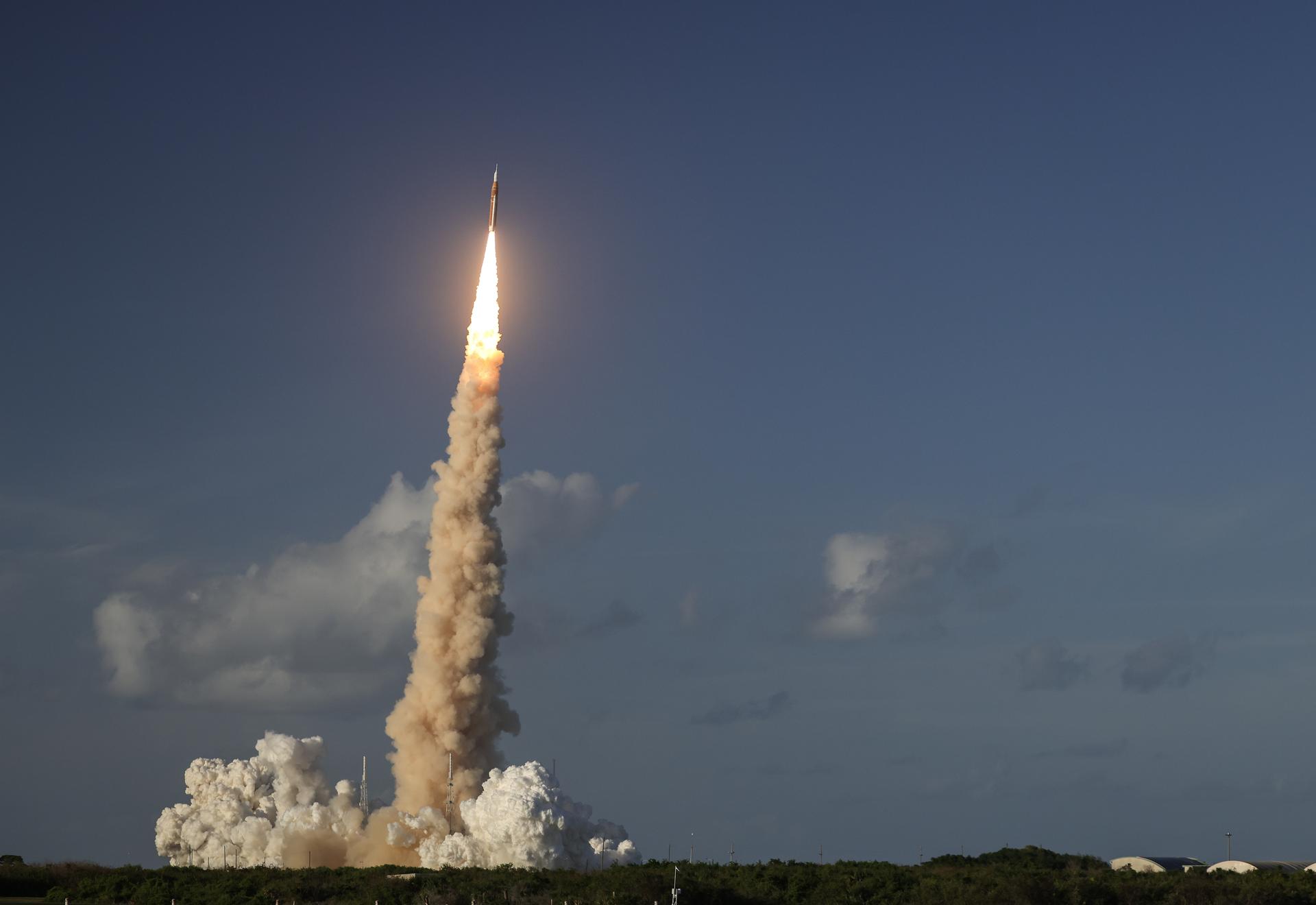 TITUSVILLE (United States), 02/04/2026.- The Space Launch System (SLS) rocket carrying the Orion capsule for the Artemis II mission lifts off from Launch Pad 39B at the Kennedy Space Center in Titusville, Florida, USA, 01 April 2026. The crew includes NASA astronauts Reid Wiseman, commander, Victor Glover, pilot, Christina Koch, mission specialist, and Canadian Space Agency (CSA) astronaut Jeremy Hansen, mission specialist. The mission will conduct a crewed flyby of the Moon, the first human flight beyond low Earth orbit since 1972. EFE/EPA/CRISTOBAL HERRERA-ULASHKEVICH