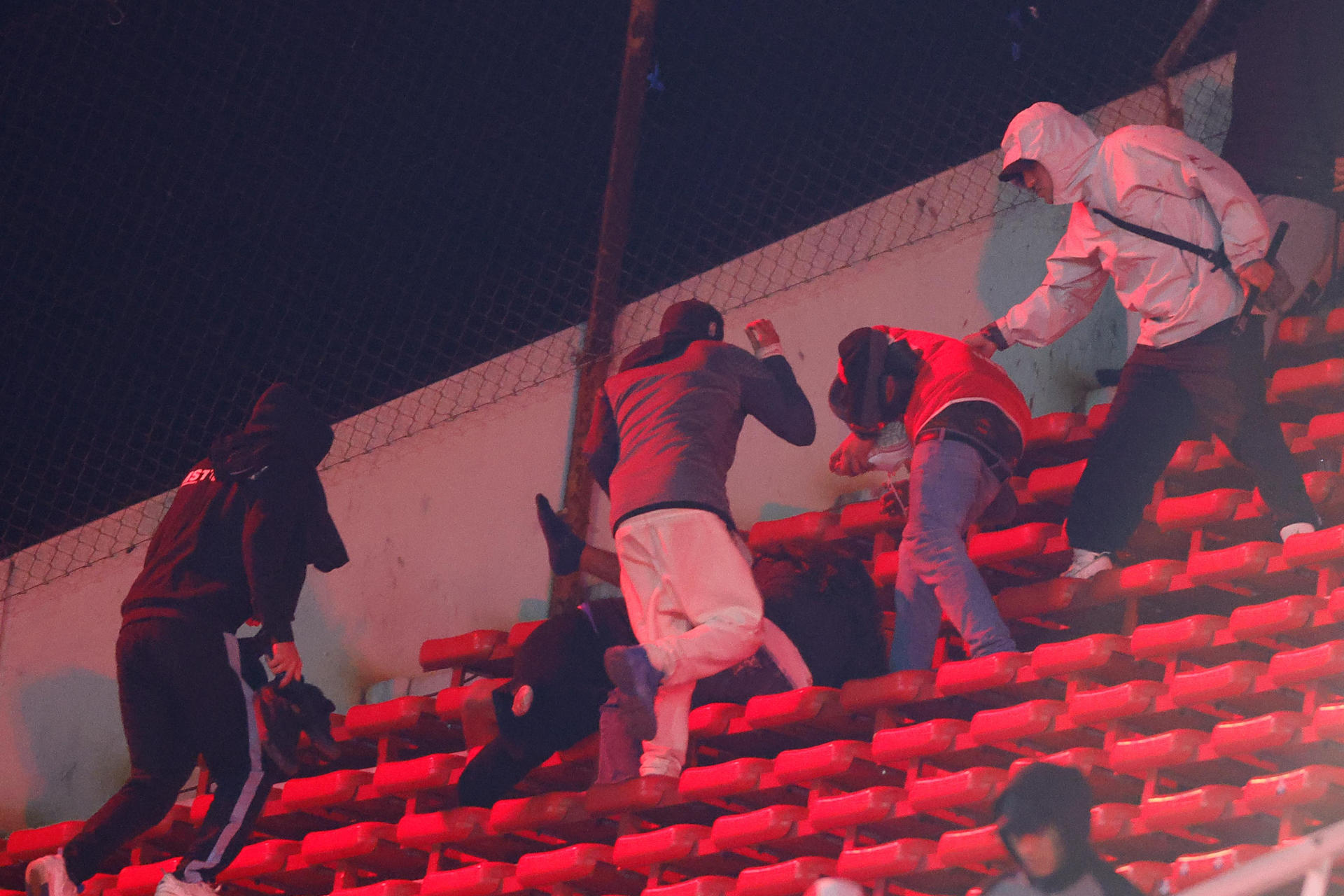 AMDEP1466. AVELLANEDA (ARGENTINA), 20/08/2025.- Hinchas se enfrentan en una tribuna este miércoles, en un partido de los octavos de final de la Copa Sudamericana entre Independiente y Universidad de Chile en el estadio Libertadores de América en Avellaneda (Argentina). EFE/ Juan Ignacio Roncoroni
