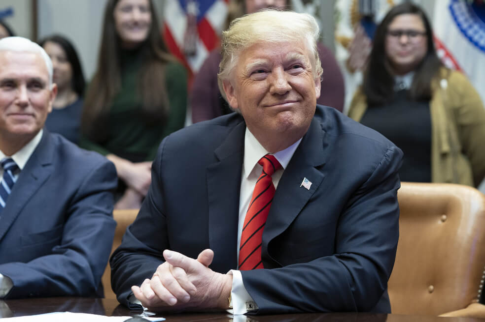Trump, optimista sobre firma de pacto comercial parcial con China el próximo mes
