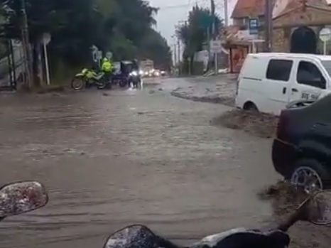 Reportan inundación en vía La Calera por desbordamiento de quebrada La Capilla