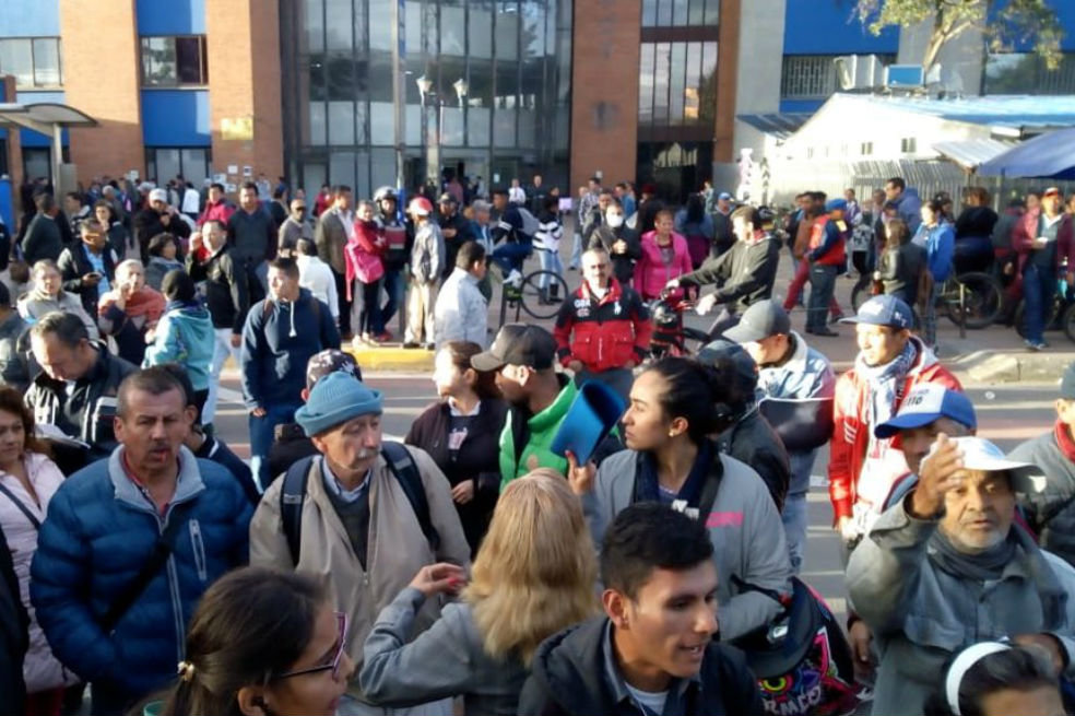 Plantón frente a Hospital de Kennedy por demora en citas médicas