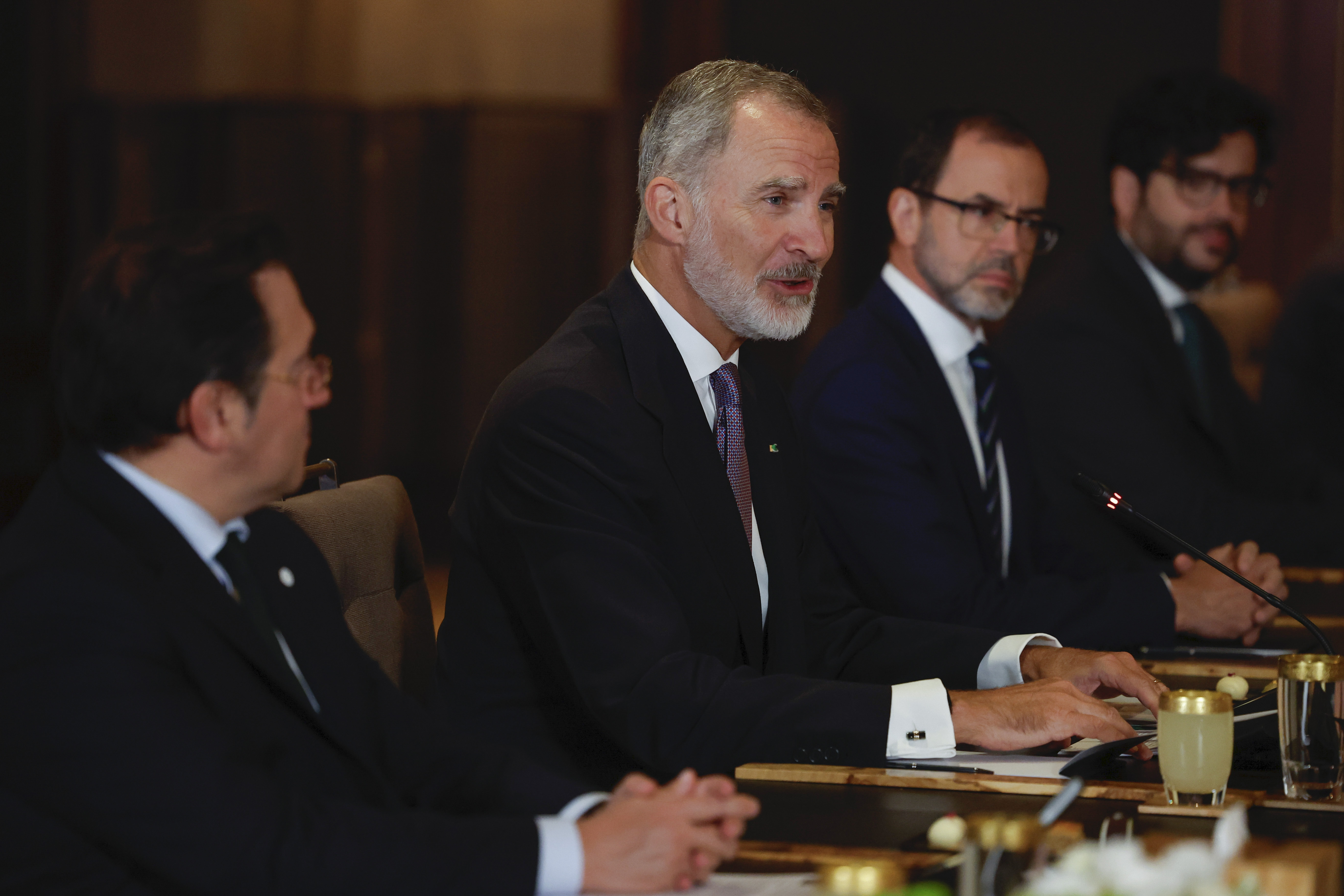 AMÁN , 06/10/2024.- El rey Felipe VI, junto al ministro de Asuntos Exteriores y Cooperación, José Manuel Albares, durante un encuentro con el rey Abdalá II de Jordania (no fotografiado), celebrado este domingo en Amán. EFE/ Chema Moya