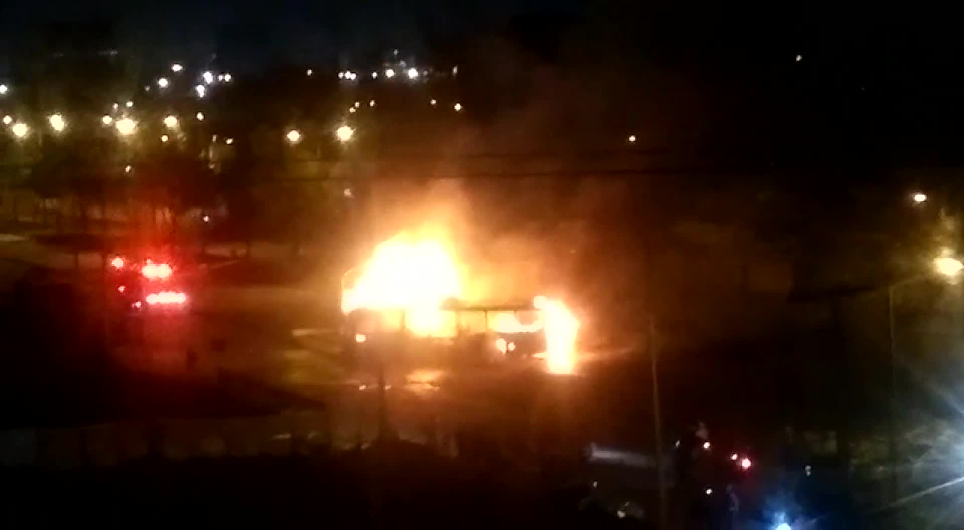 Las autoridades ya apagaron la conflagración. El paso por la zona está restringido debido a enfrentamientos con manifestantes.